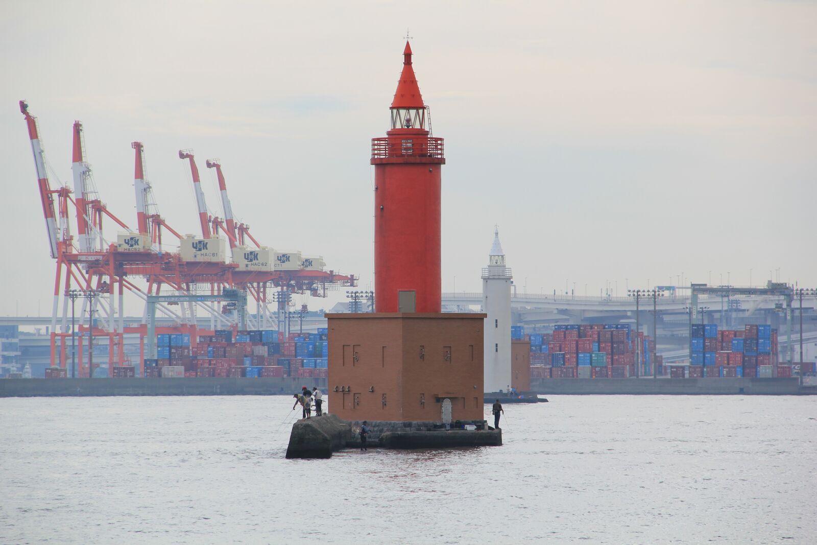 Canon EOS 550D (EOS Rebel T2i / EOS Kiss X4) sample photo. Lighthouse, fishermen, yokohama photography