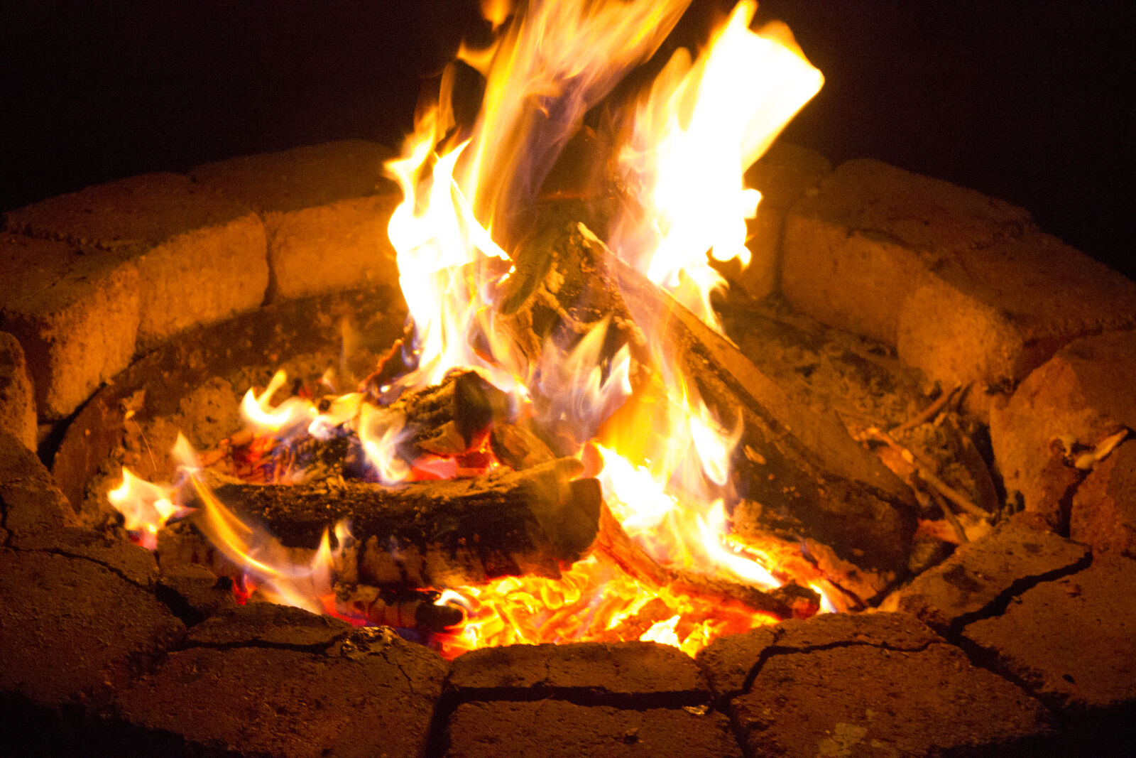Canon EOS 550D (EOS Rebel T2i / EOS Kiss X4) sample photo. Camp, fire, fire, flames photography