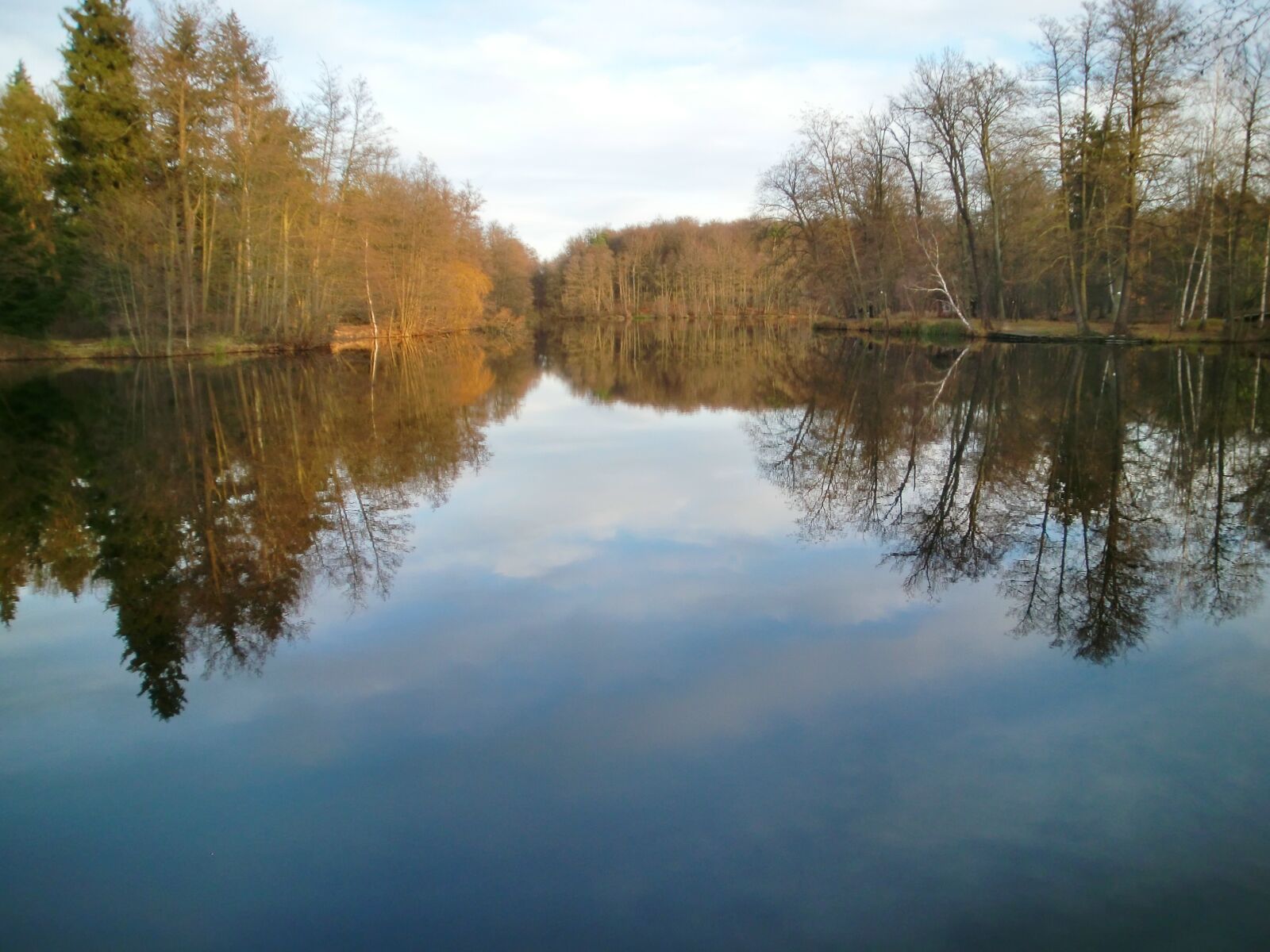 CASIO EX-Z250 sample photo. Lake, mirroring, sky photography