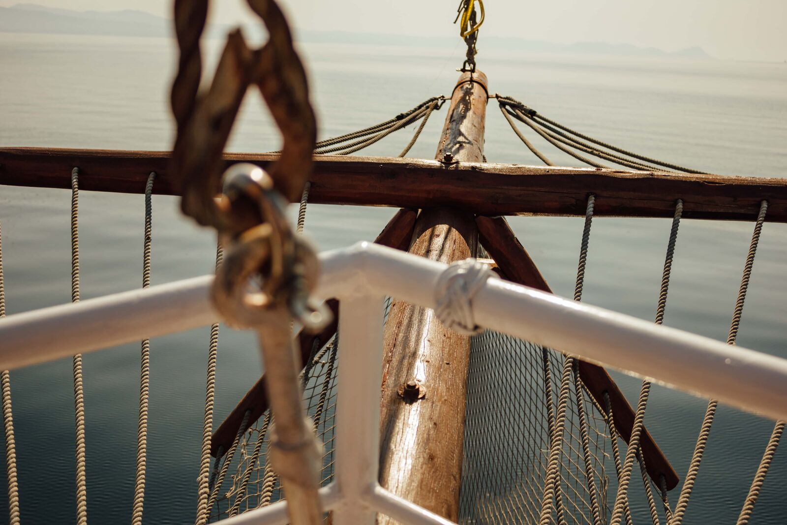 Canon EF-S 18-55mm F3.5-5.6 IS sample photo. Sailboat, rope, sailing, hook photography