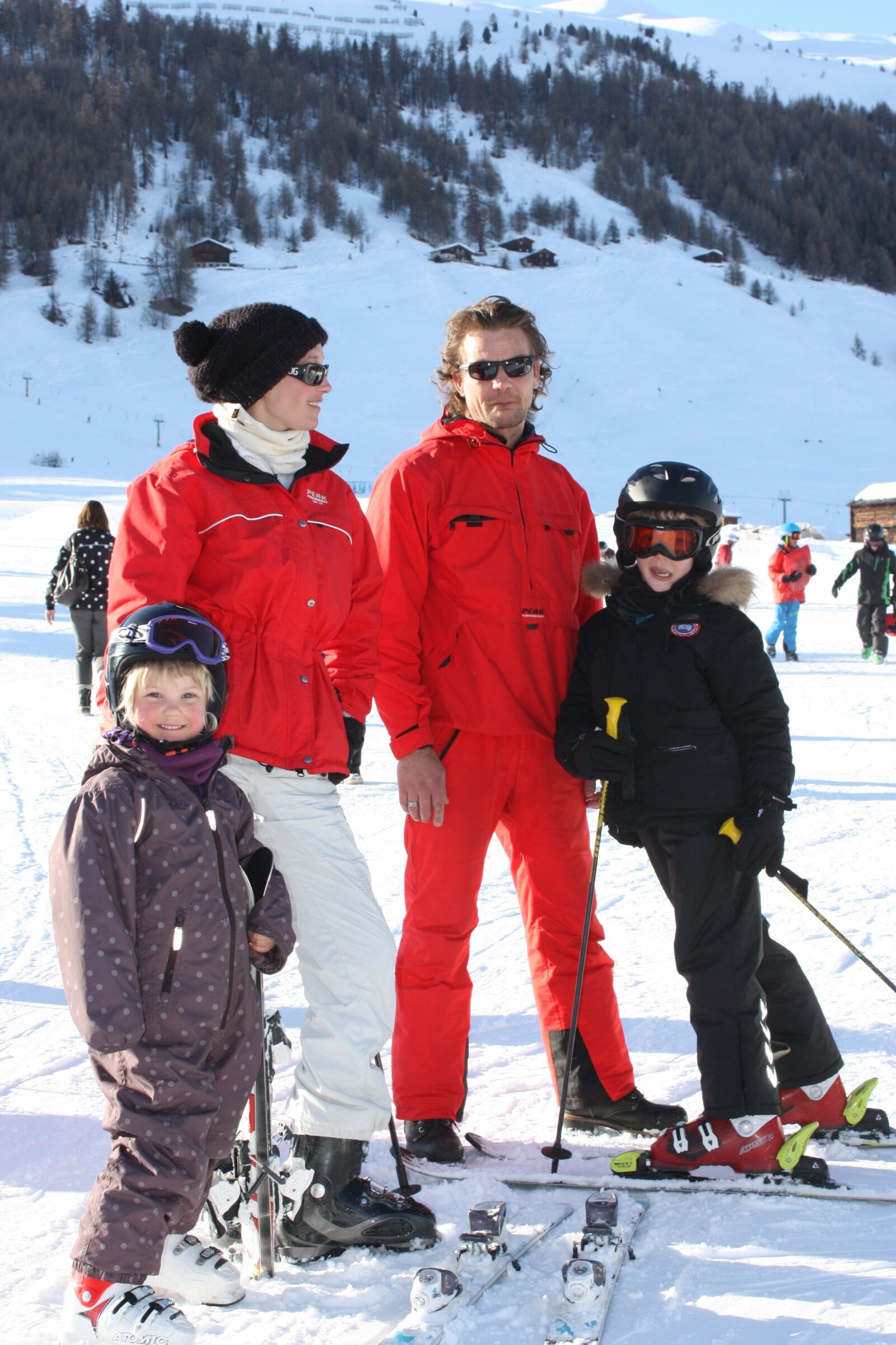 Canon EOS 450D (EOS Rebel XSi / EOS Kiss X2) sample photo. Ski, family, snow photography