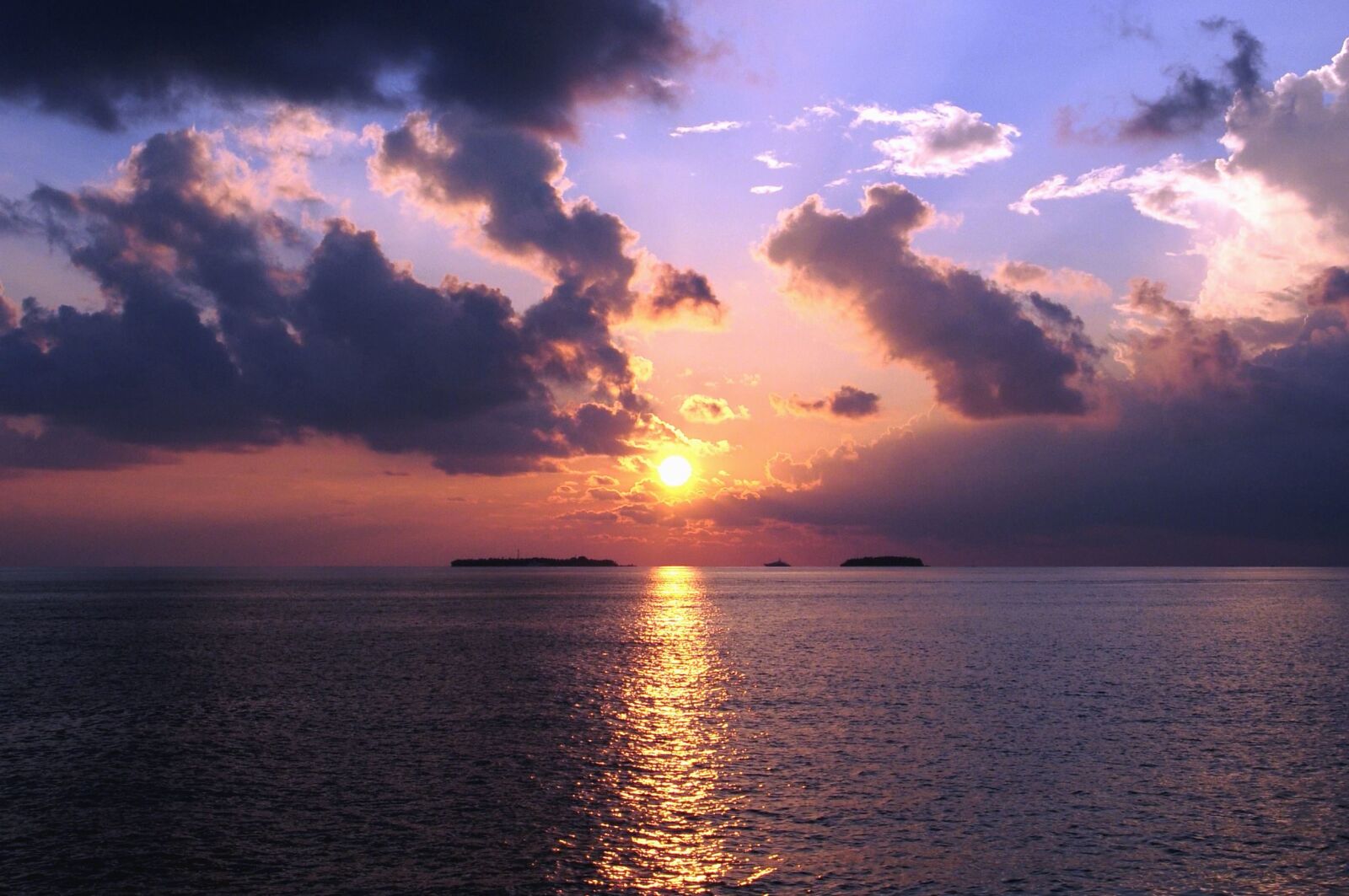 Nikon D300S sample photo. Sun, reflections, island, cloud photography