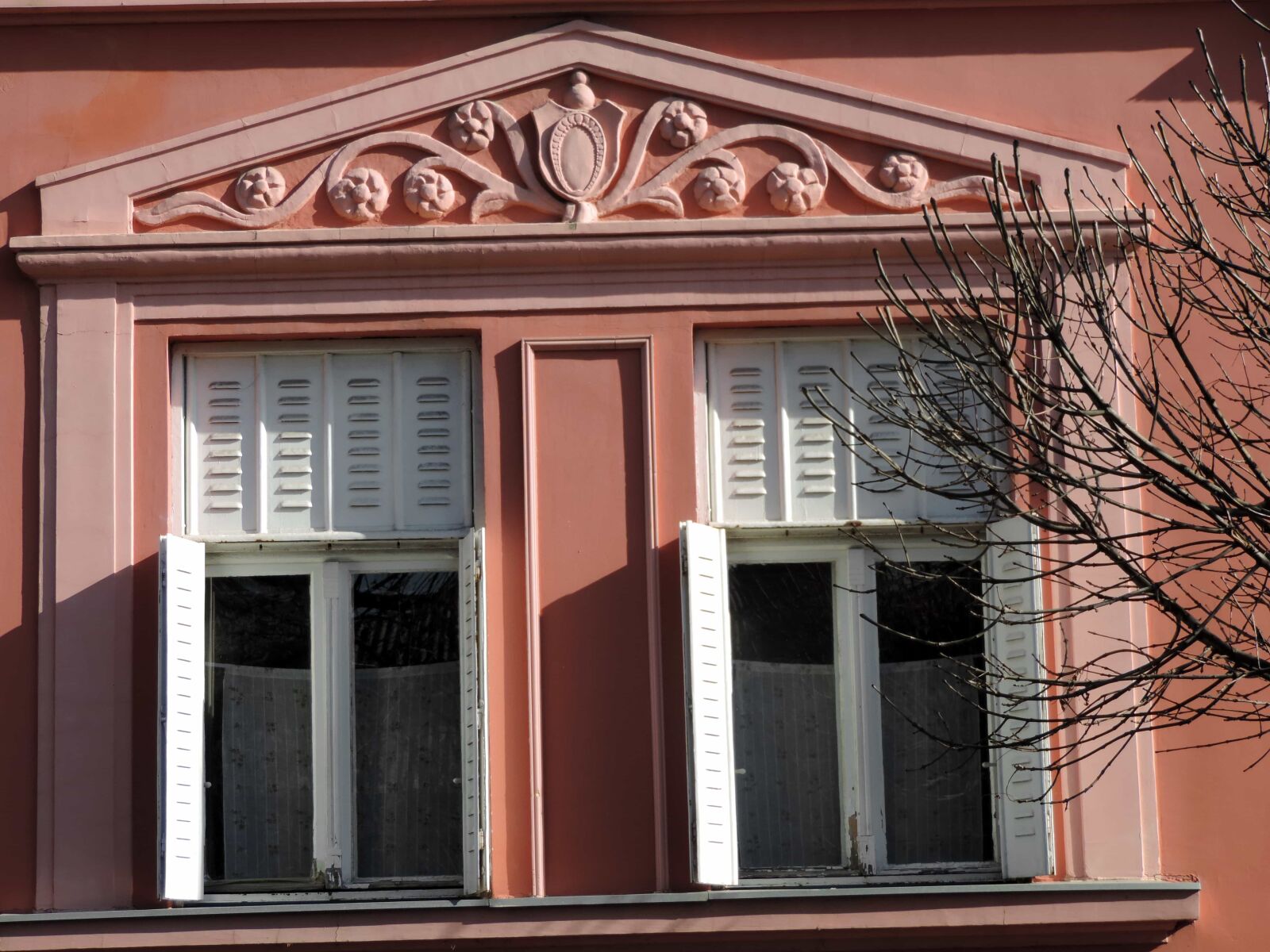 Nikon Coolpix P520 sample photo. Baroque, house, architecture, window photography