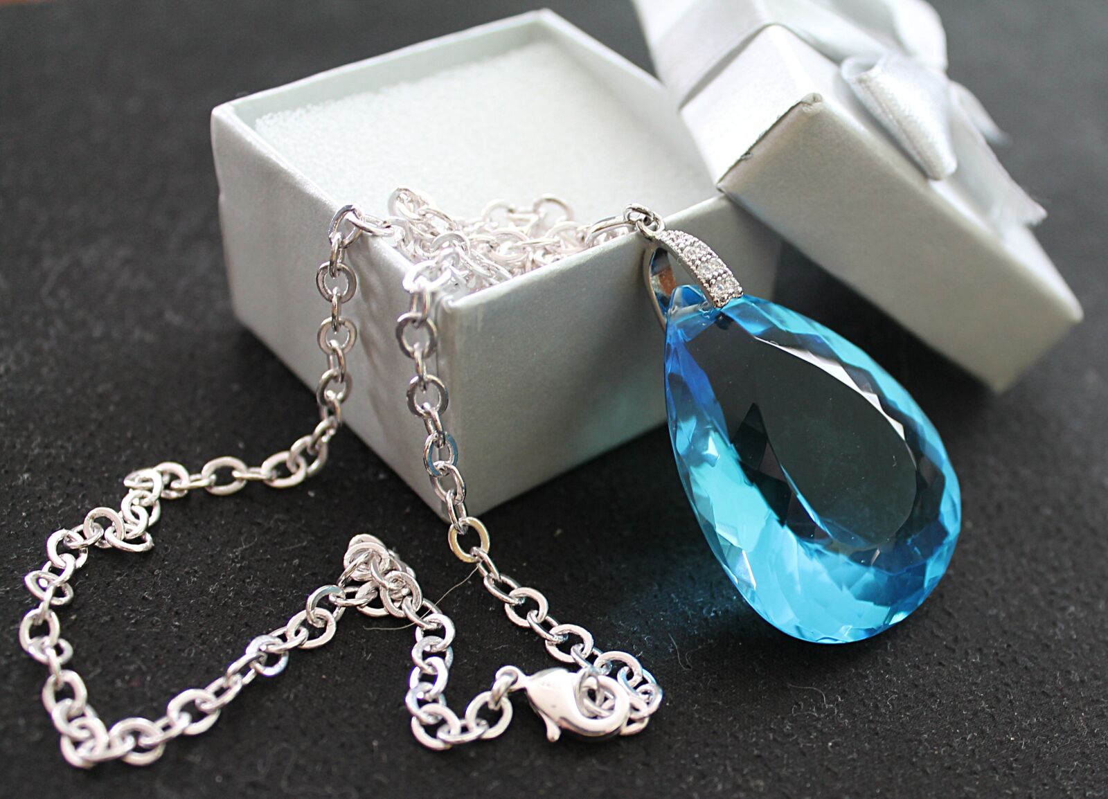 Canon EOS 1100D (EOS Rebel T3 / EOS Kiss X50) sample photo. Topaz, blue topaz, chain photography