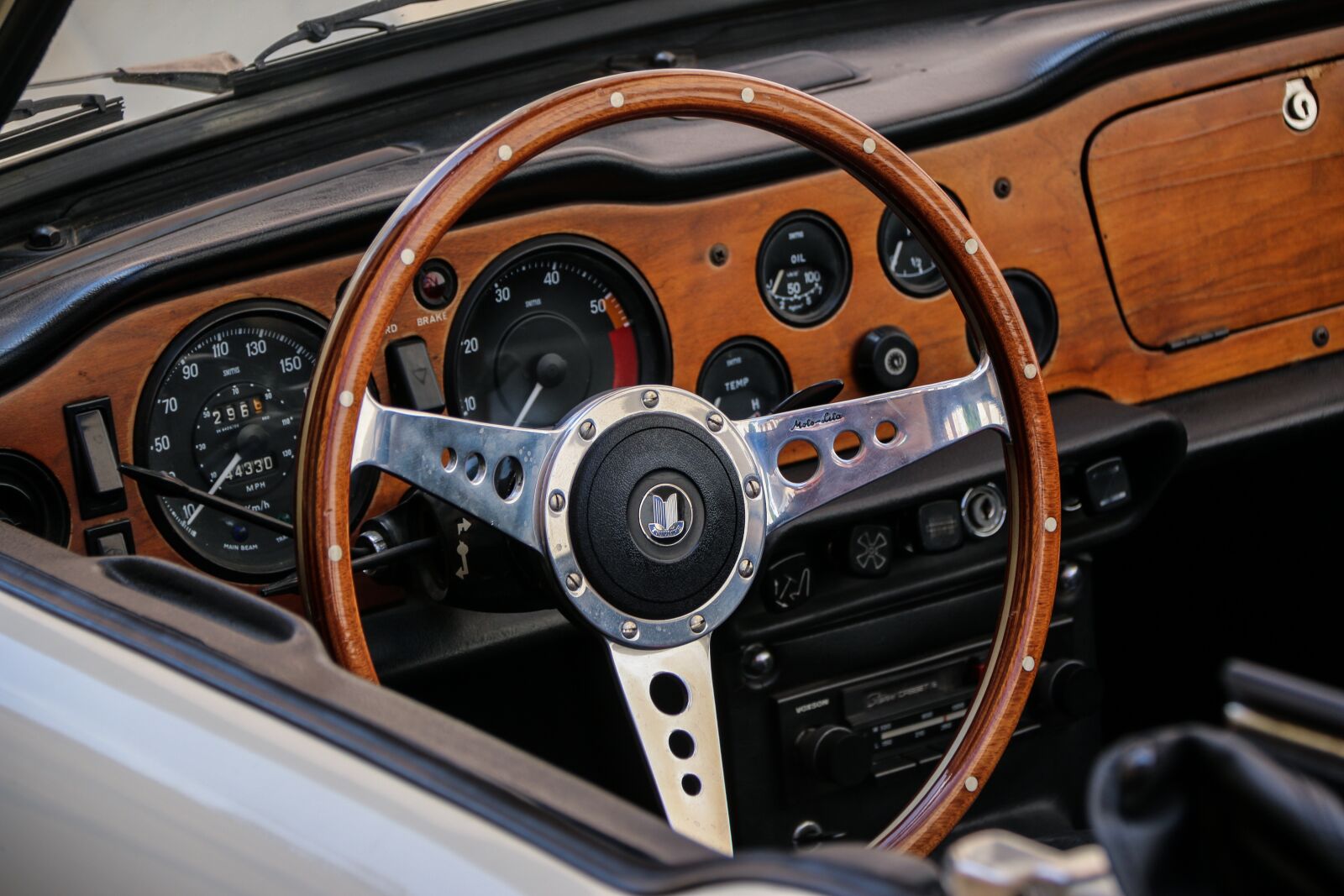 Canon EF-S 18-200mm F3.5-5.6 IS sample photo. Steering wheel, classic, steering photography