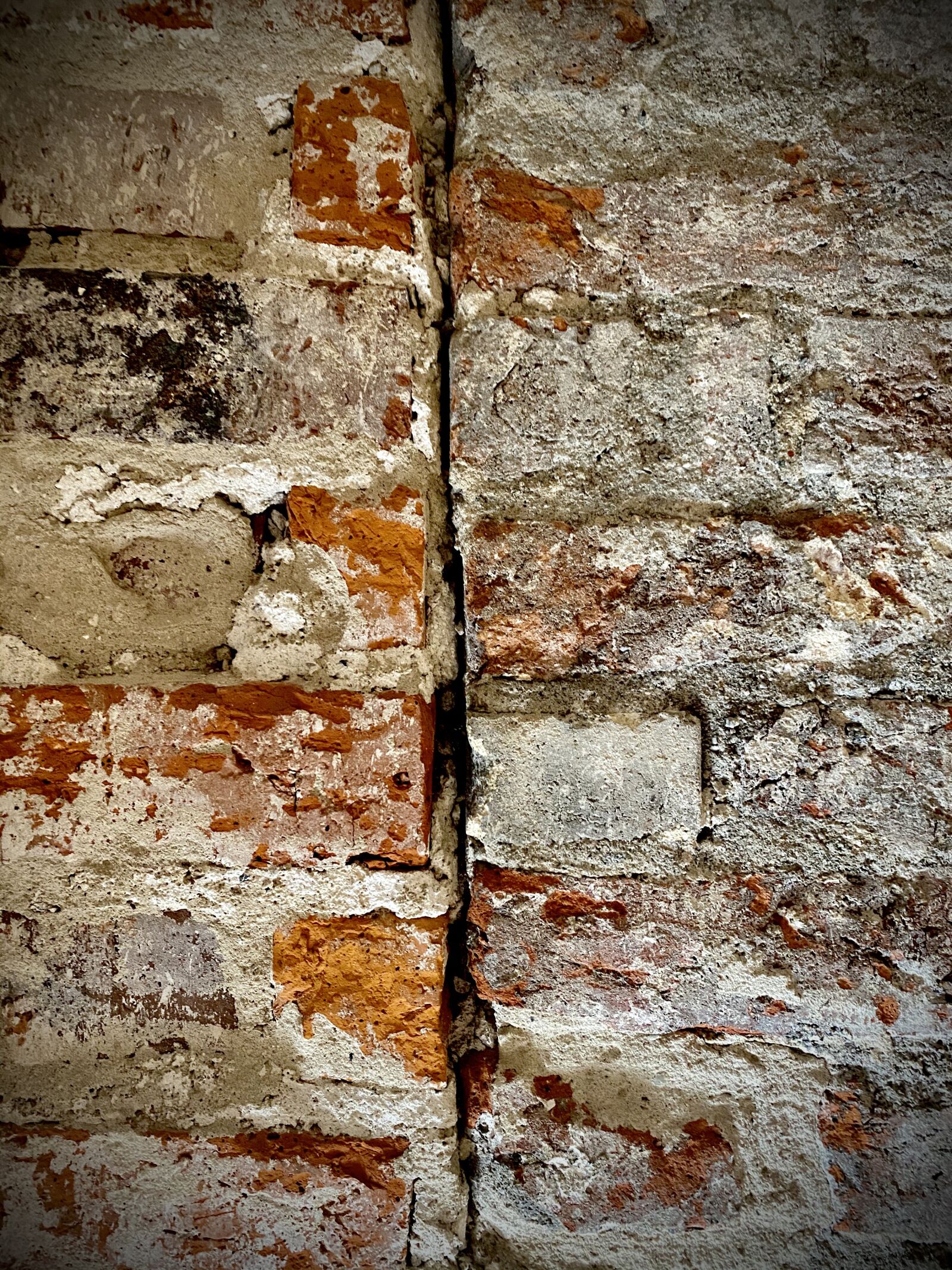 iPhone 11 Pro Max back triple camera 4.25mm f/1.8 sample photo. Wall, brick, texture photography
