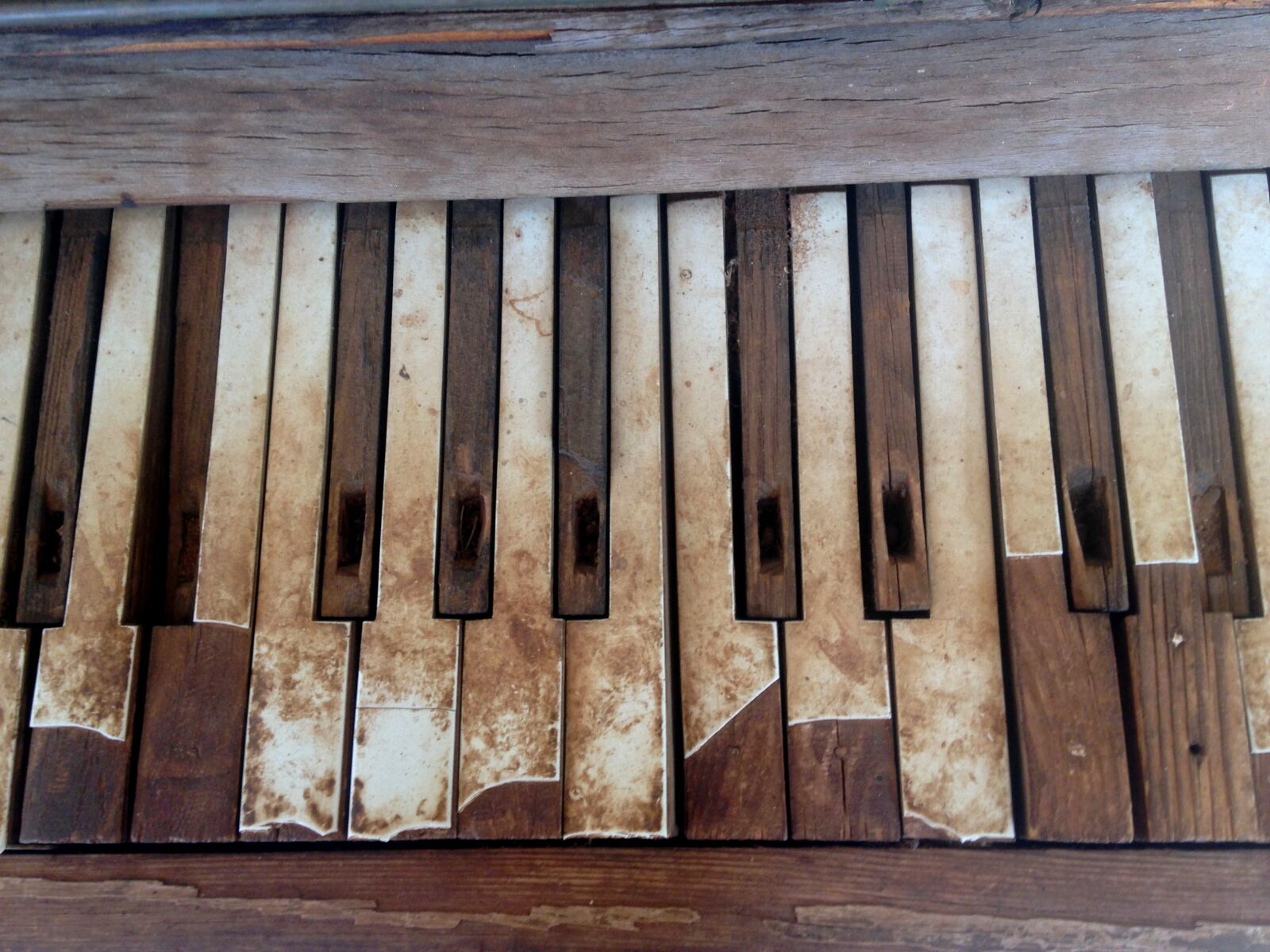 iPhone 5c back camera 4.12mm f/2.4 sample photo. Keyboard, keys, music, old photography
