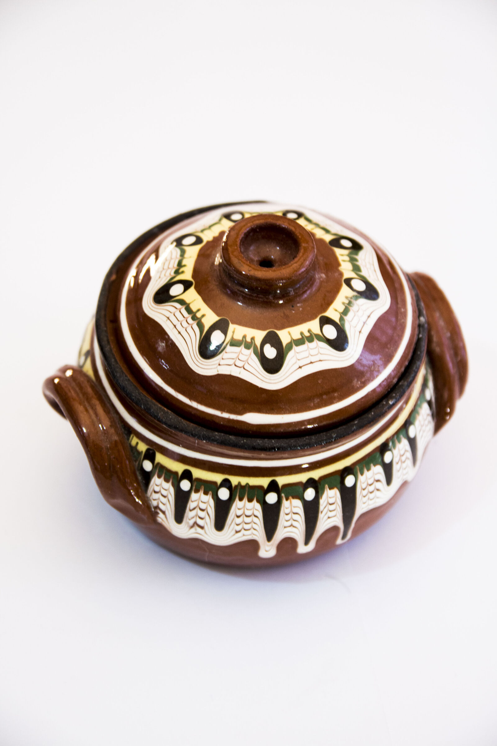 Canon EF-S 17-55mm F2.8 IS USM sample photo. Brown, clay, decoration, pot photography