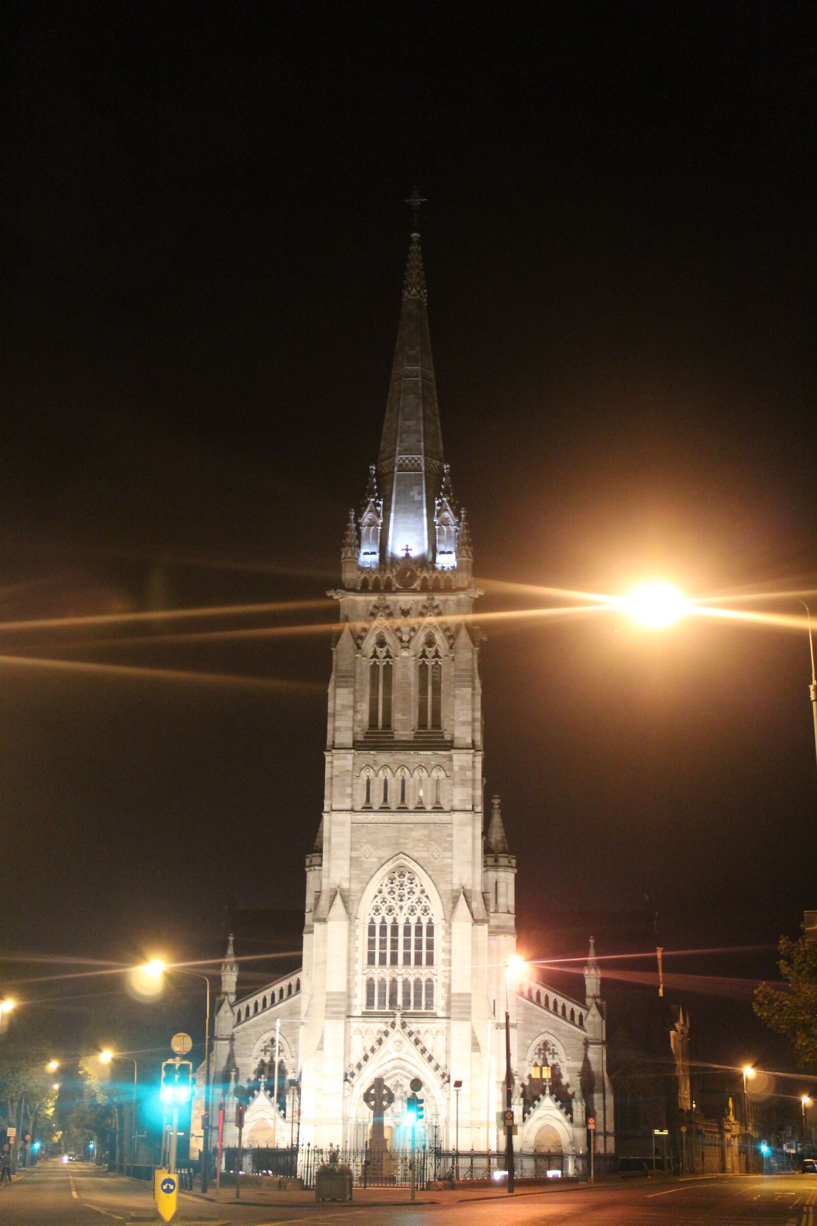 Canon EOS 4000D (EOS Rebel T100 / EOS 3000D) sample photo. Streetlights, church, night photography