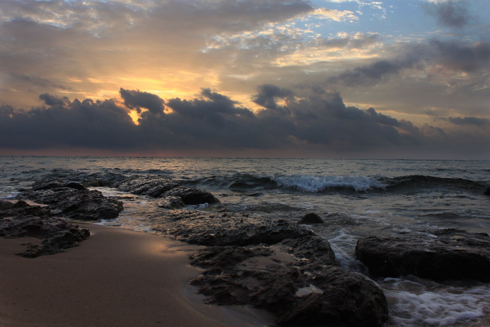 Canon EOS 500D (EOS Rebel T1i / EOS Kiss X3) sample photo. Beach, sunset, marine photography