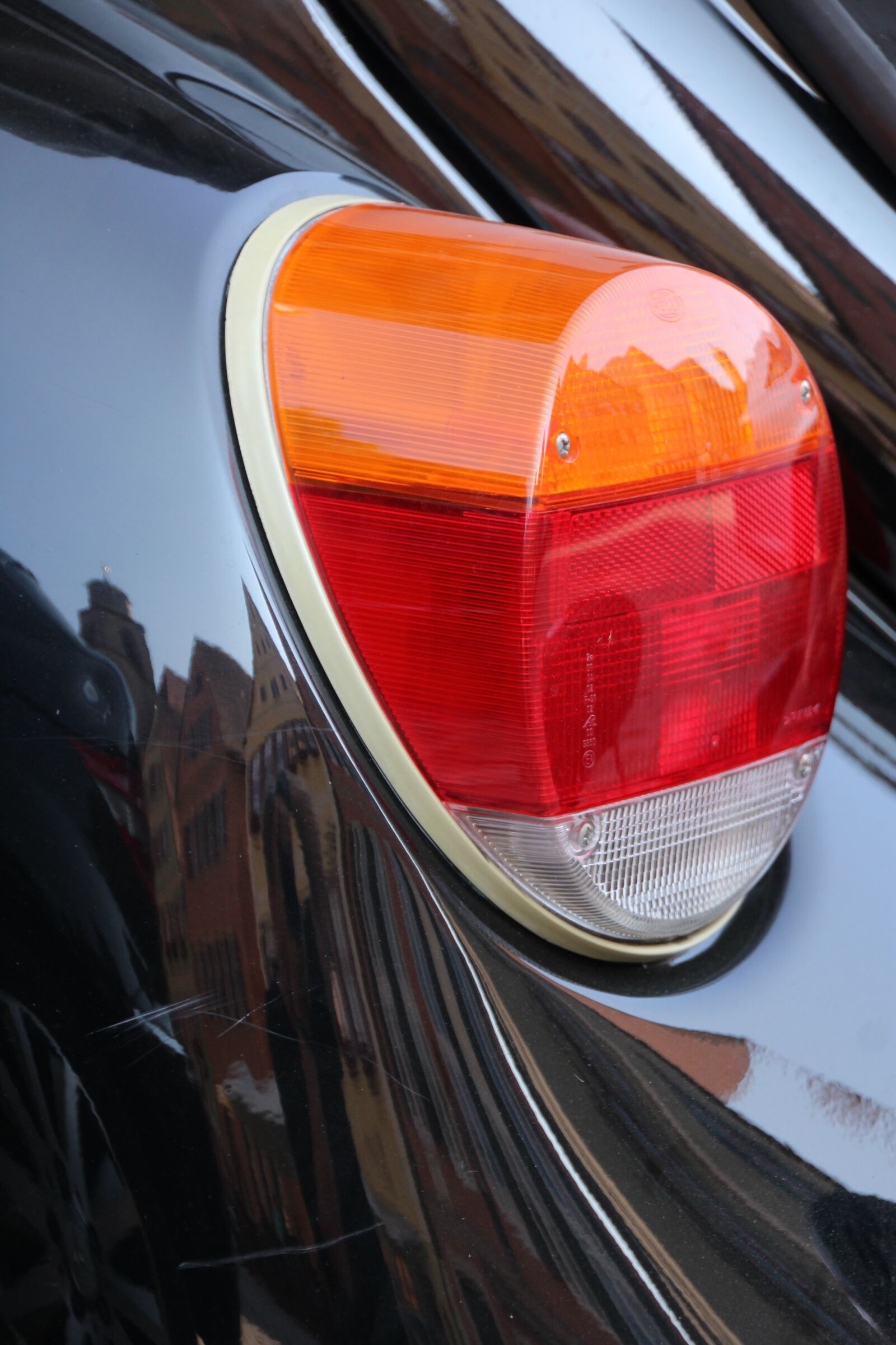 Canon EOS 1200D (EOS Rebel T5 / EOS Kiss X70 / EOS Hi) sample photo. Vw beetle, mirroring, dinosaur photography