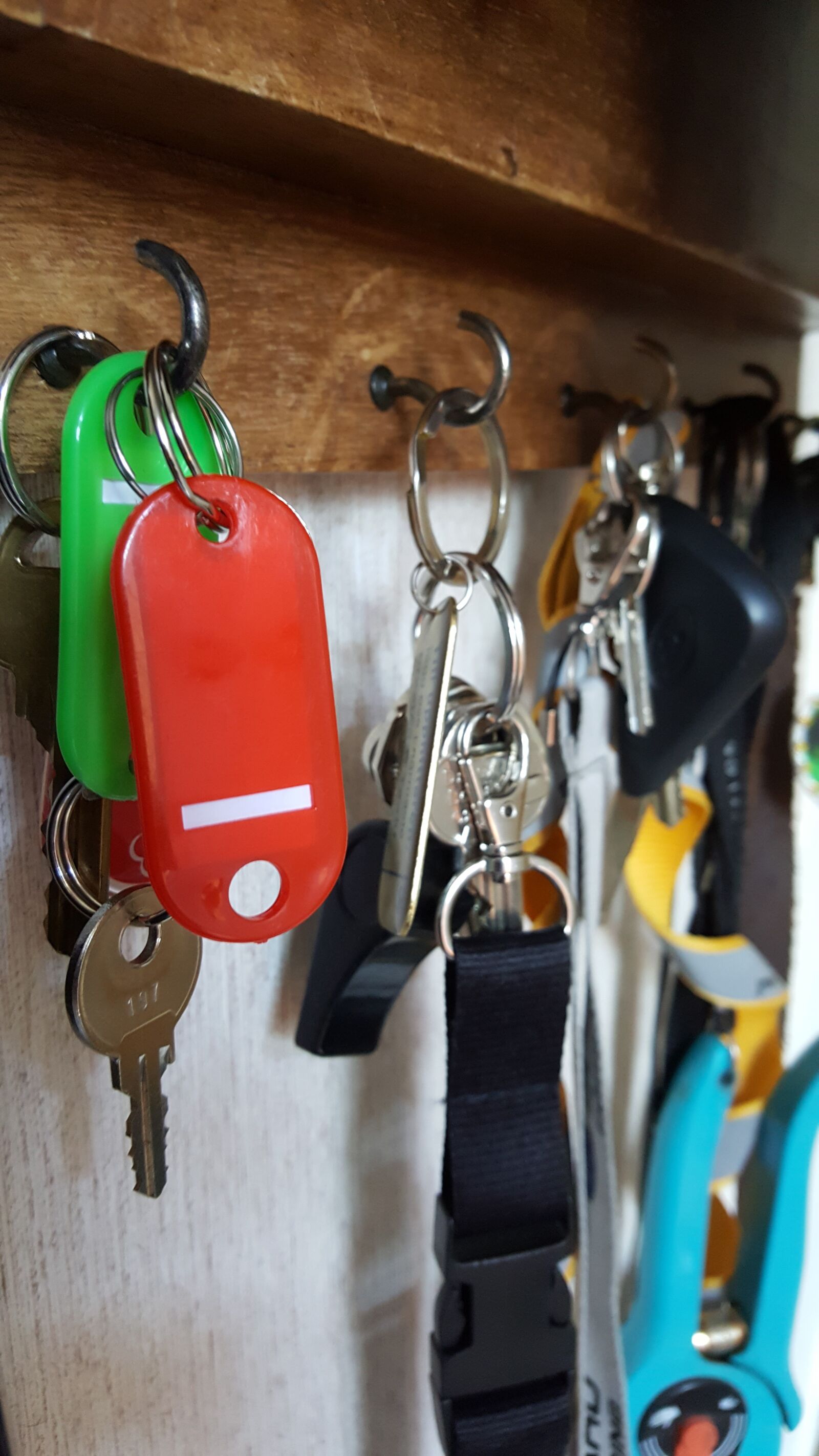 Samsung GALAXY S6 edge sample photo. Keys, key cabinets, red photography