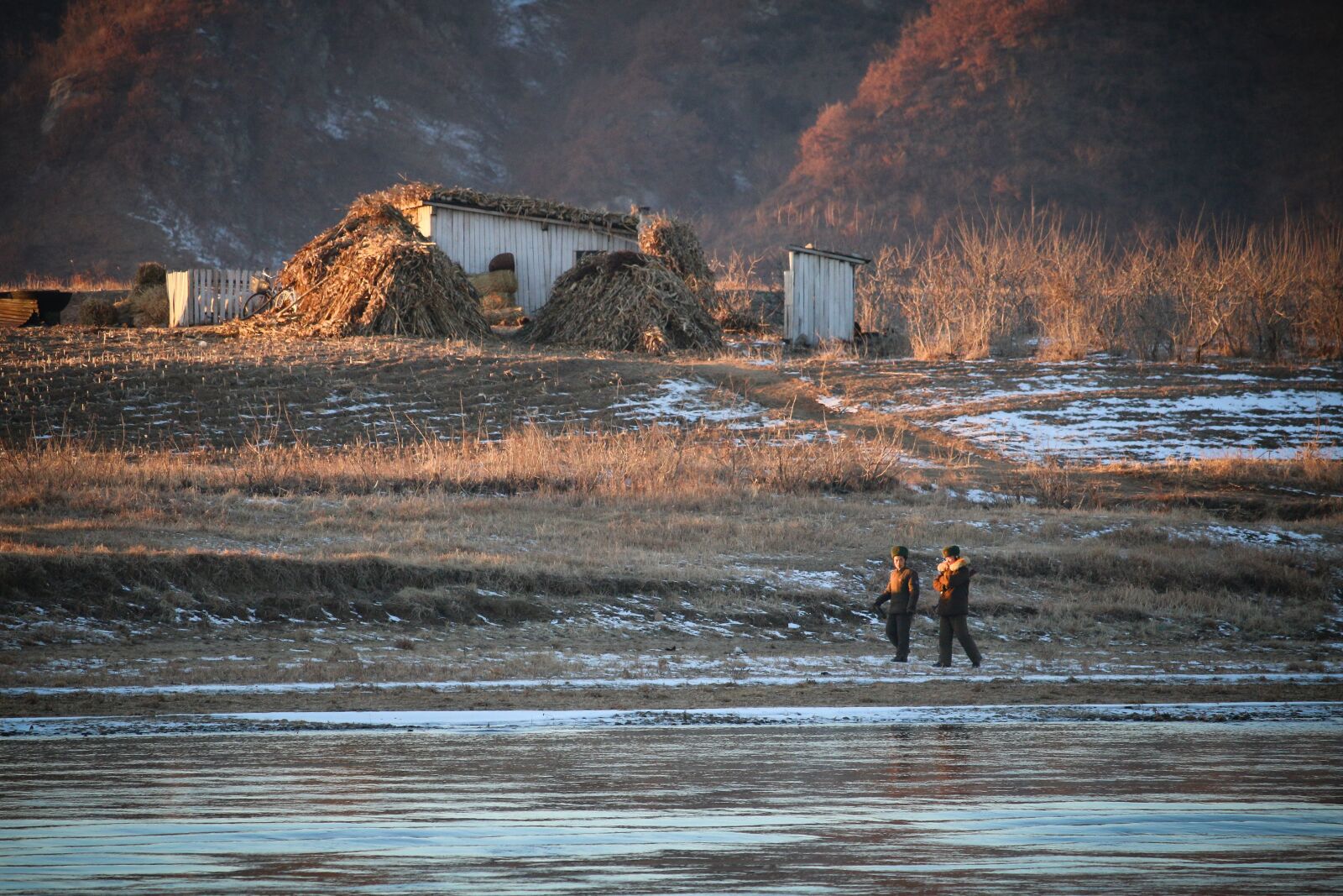 Canon EOS 70D + Canon EF-S 55-250mm F4-5.6 IS STM sample photo. North korea, soldiers, poor photography