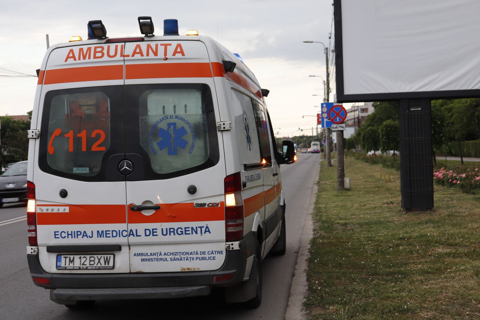 Canon EOS 200D (EOS Rebel SL2 / EOS Kiss X9) sample photo. Ambulance, 112, emergency photography