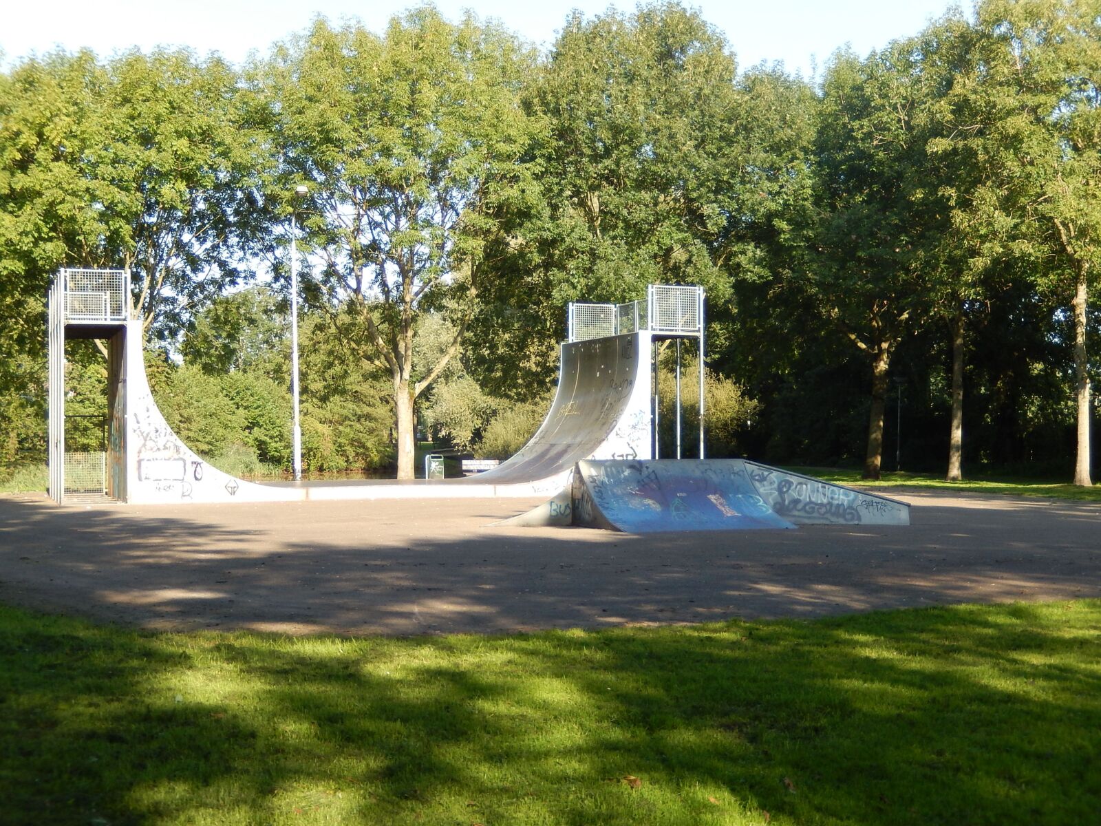 Nikon Coolpix S9500 sample photo. Halfpipe, skate, skateboard photography