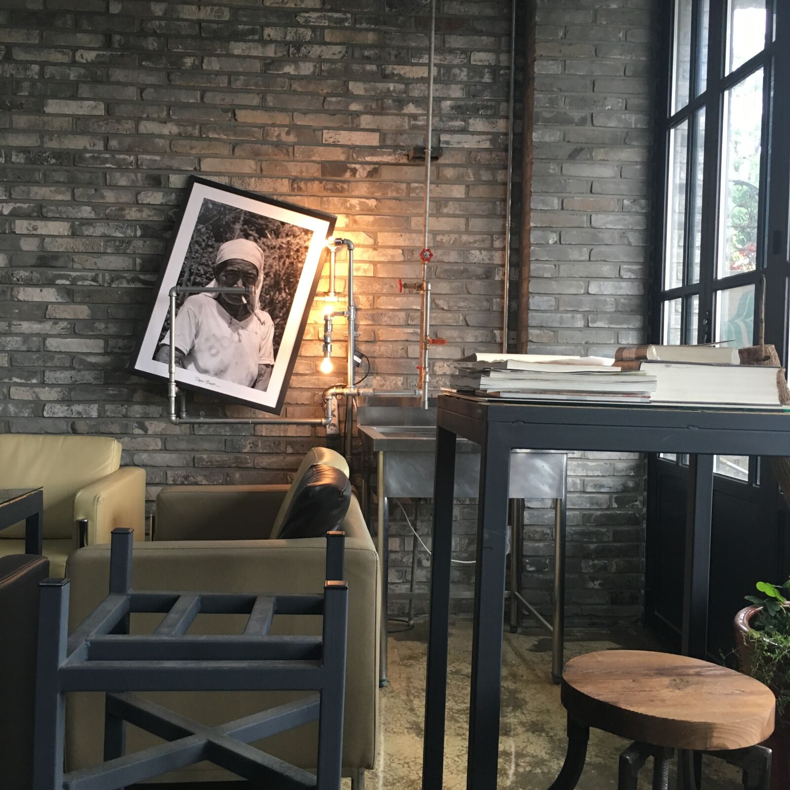 Apple iPhone 6s sample photo. Lighting, atmosphere, cafe photography
