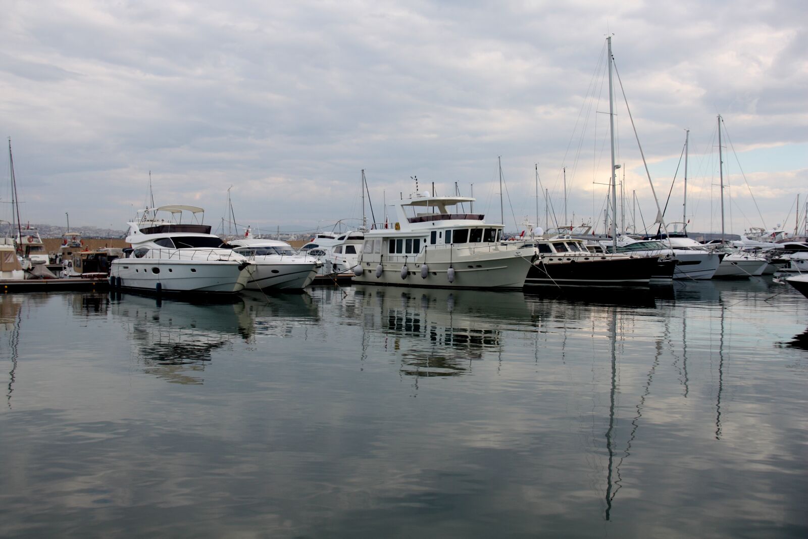 Canon EOS 450D (EOS Rebel XSi / EOS Kiss X2) sample photo. Yacht, marina, marine photography
