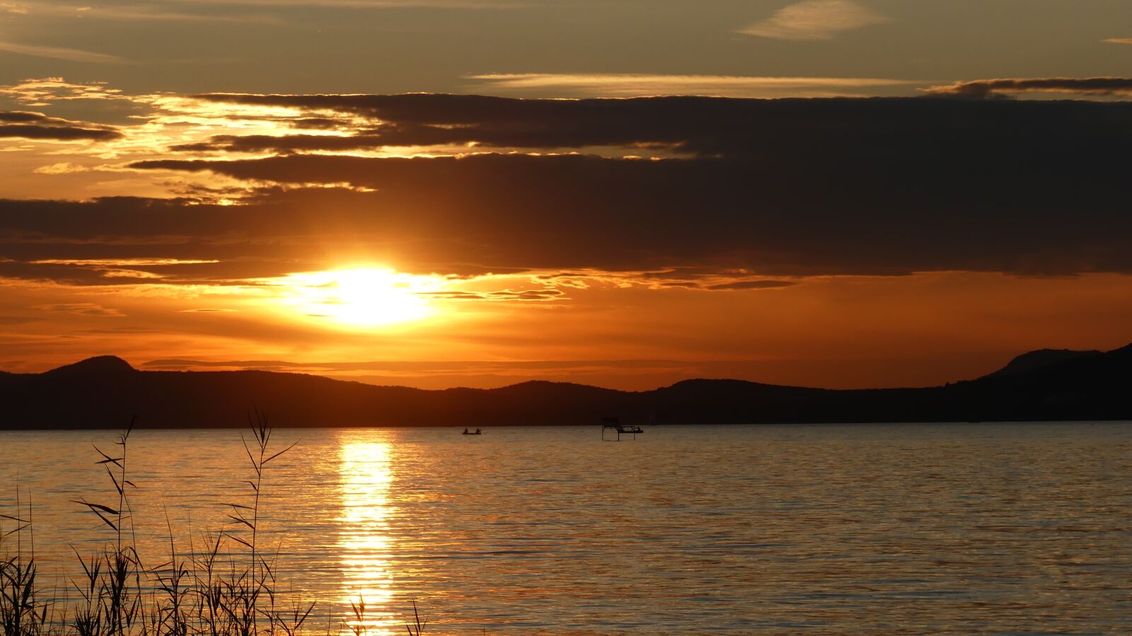 Panasonic Lumix DMC-FZ300 sample photo. Sunset, light, nature photography