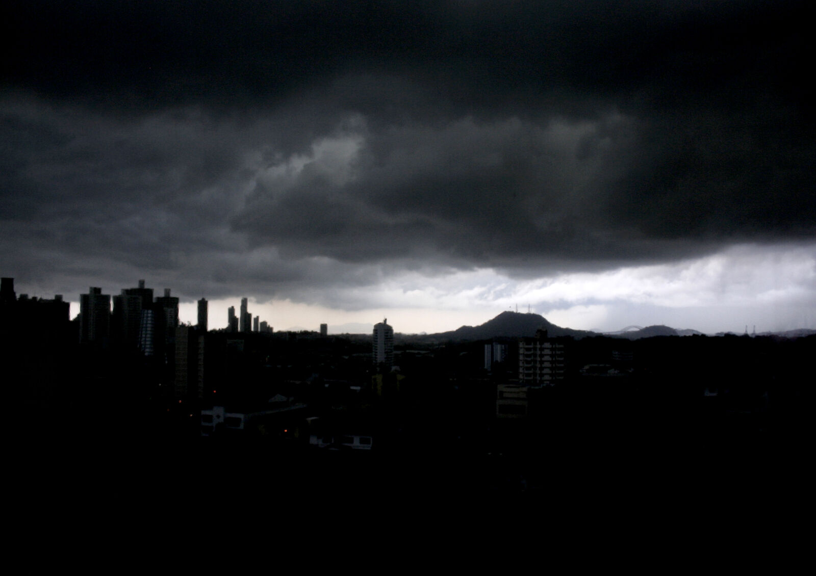 Canon EOS 350D (EOS Digital Rebel XT / EOS Kiss Digital N) sample photo. Storms, panama photography