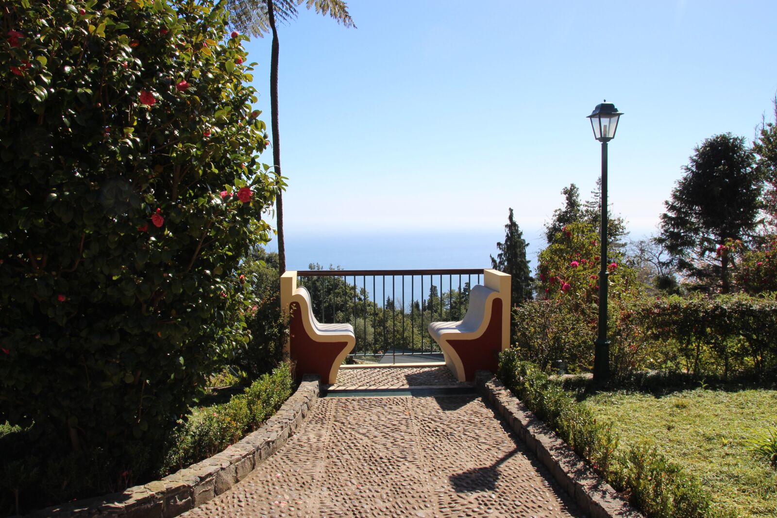 Canon EOS 700D (EOS Rebel T5i / EOS Kiss X7i) sample photo. Lovers seat, bench, chair photography