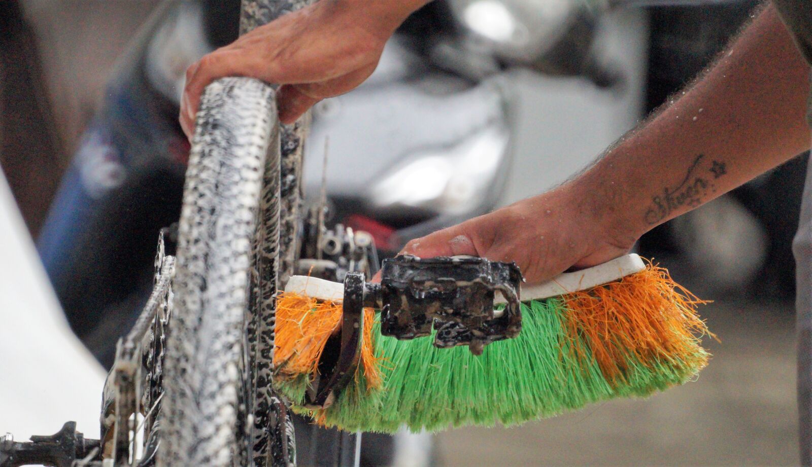 Sony 500mm F8 Reflex sample photo. Bicycle, hand, wash photography