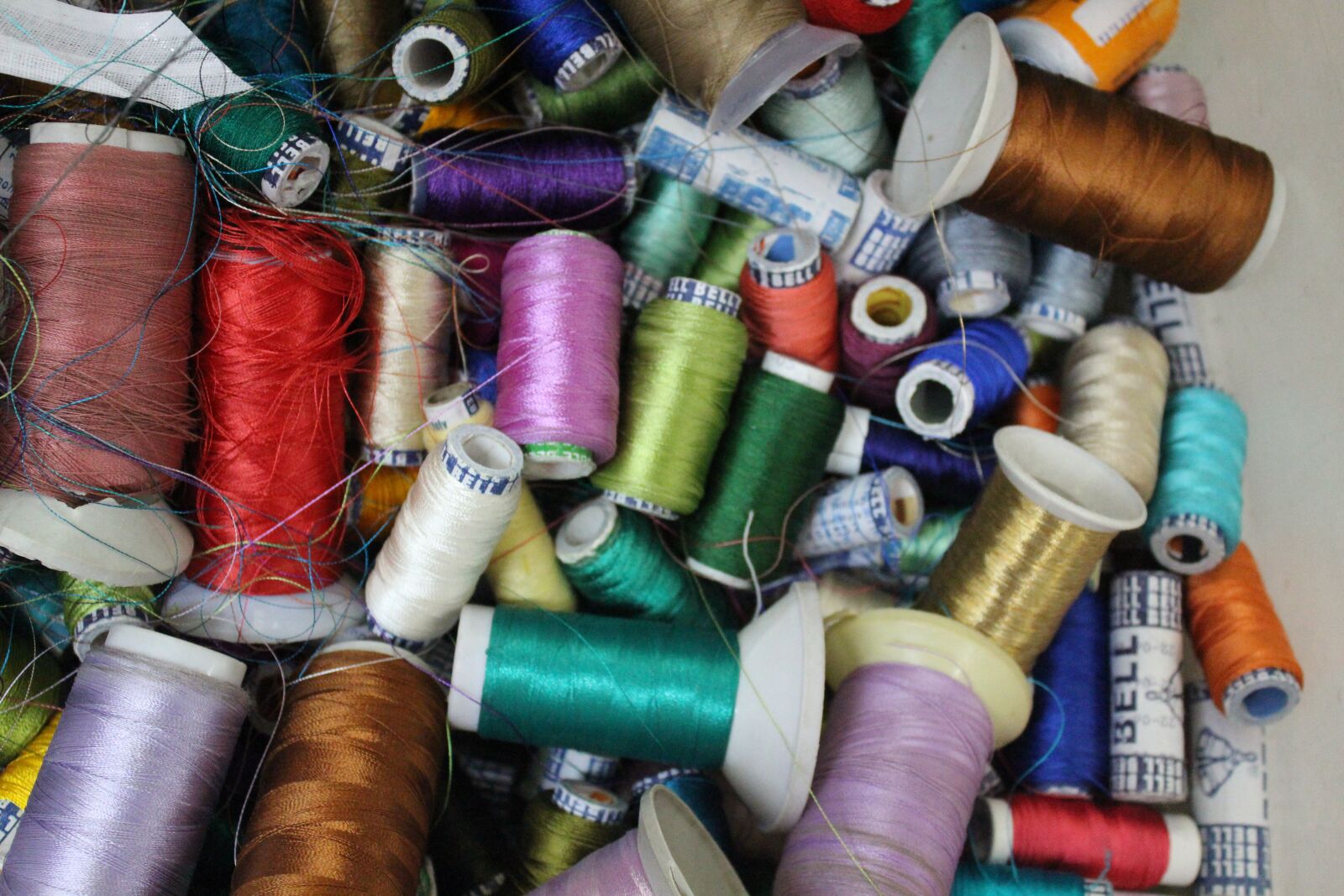 Canon EOS 700D (EOS Rebel T5i / EOS Kiss X7i) sample photo. Fashion designer, threads, rough photography
