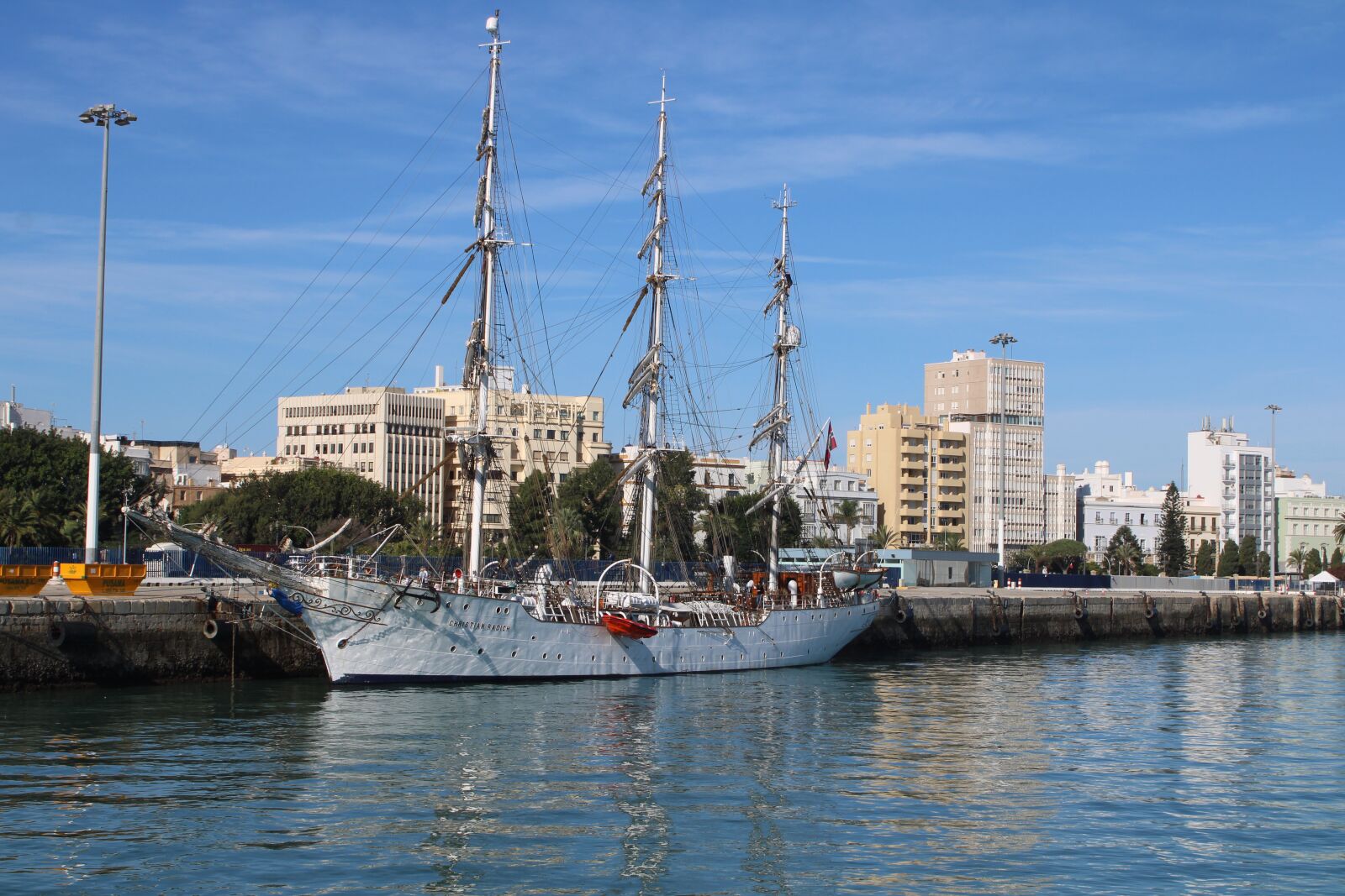 Canon EOS 2000D (EOS Rebel T7 / EOS Kiss X90 / EOS 1500D) sample photo. Sailboat, port of cadiz photography