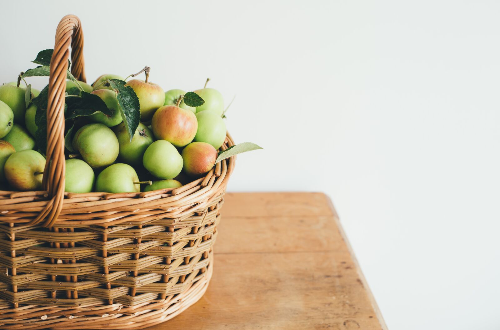 Nikon D4S sample photo. Apples, fruits, basket photography