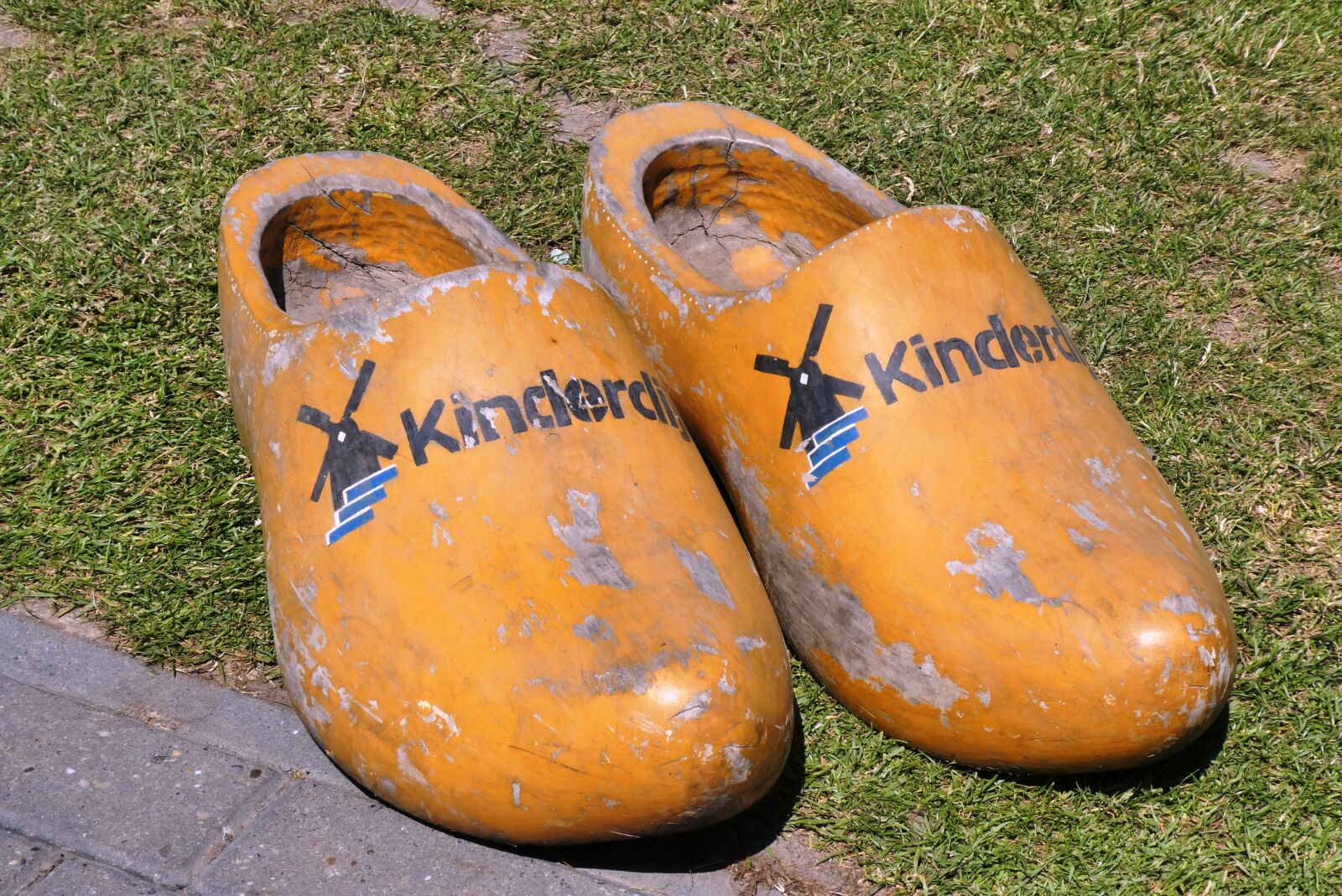 Panasonic Lumix DC-ZS70 (Lumix DC-TZ90) sample photo. Clogs, wooden shoe, kinderdijk photography
