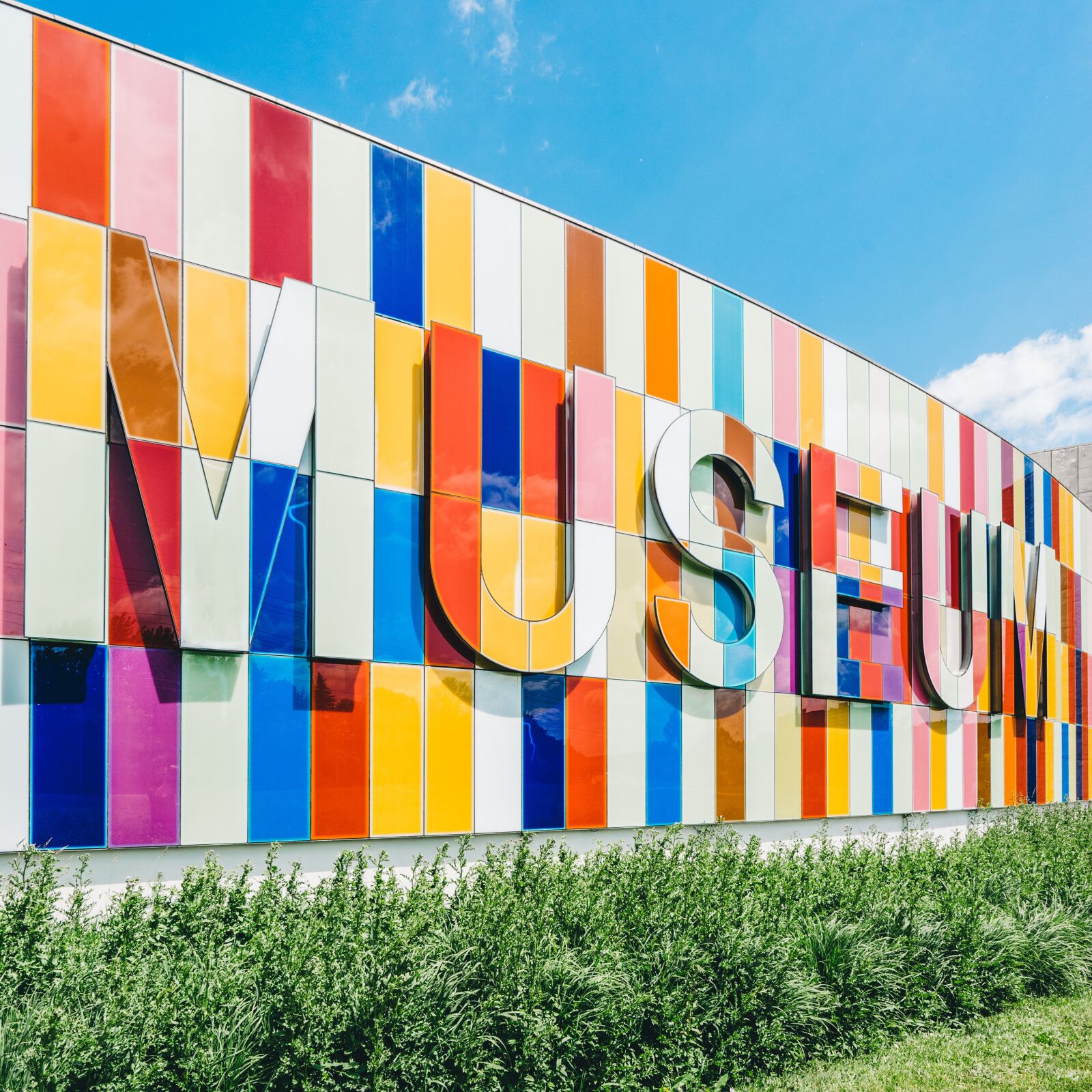 Sony a7 II + Sony Vario-Tessar T* FE 16-35mm F4 ZA OSS sample photo. Colorful, colourful, museum photography