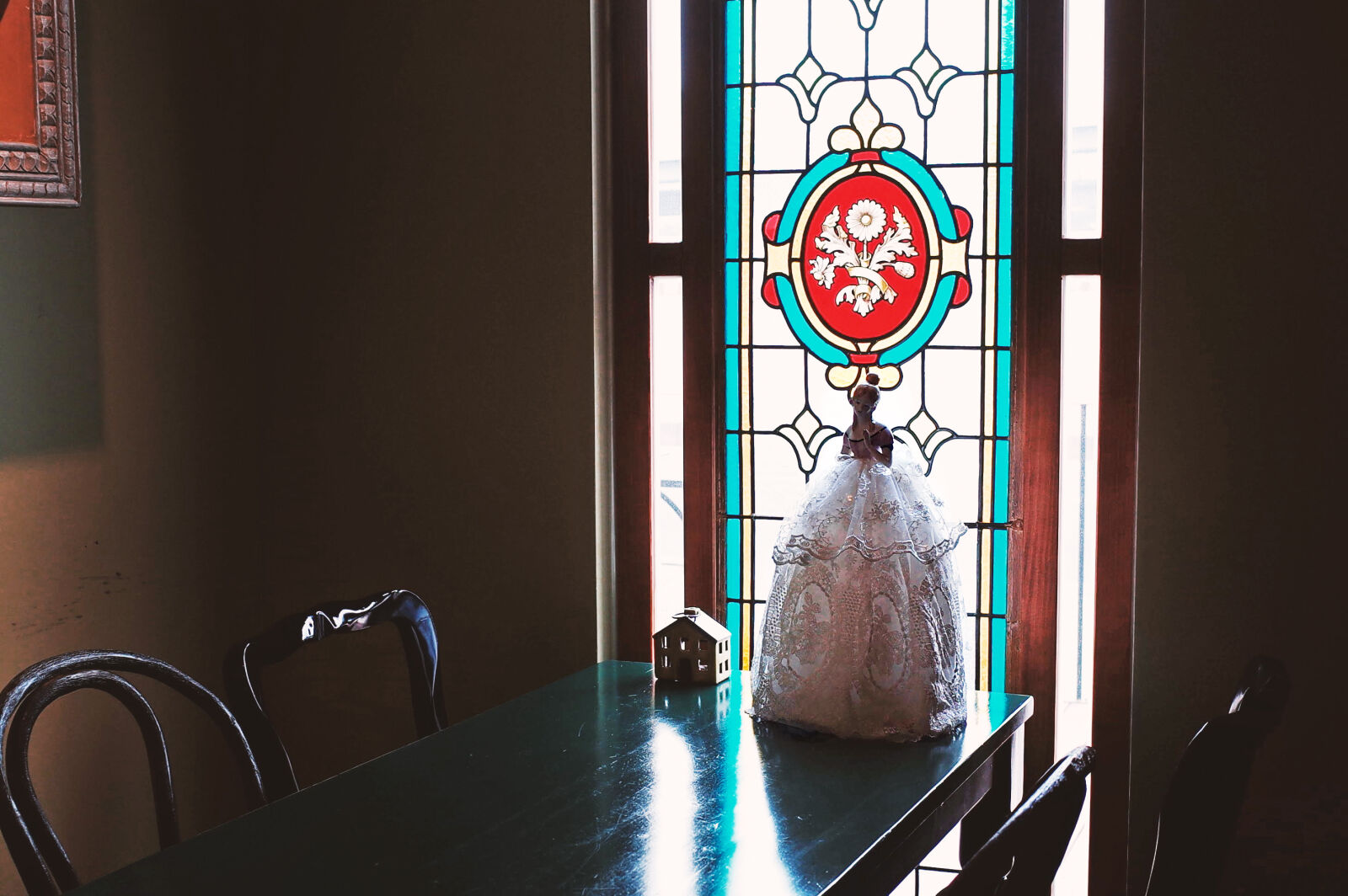 Ricoh GR II sample photo. Chairs, doll, furniture, glass photography