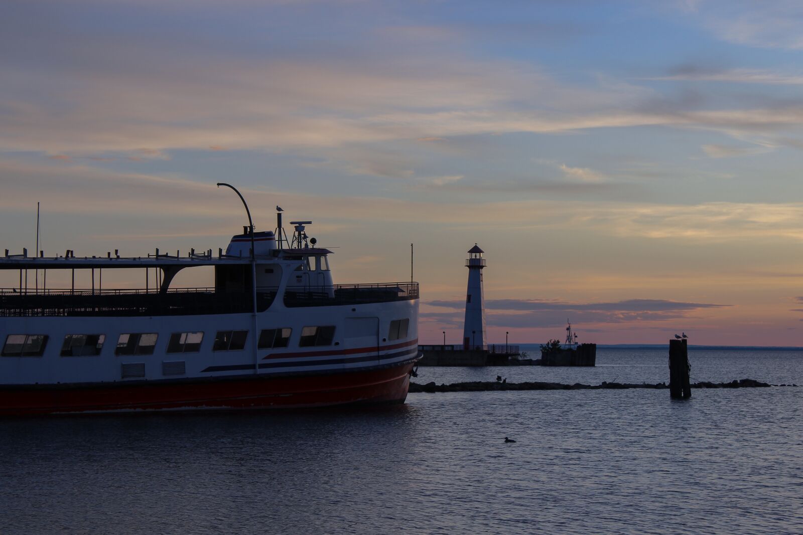 Canon EOS 600D (Rebel EOS T3i / EOS Kiss X5) sample photo. Boat, lighthouse, sea photography