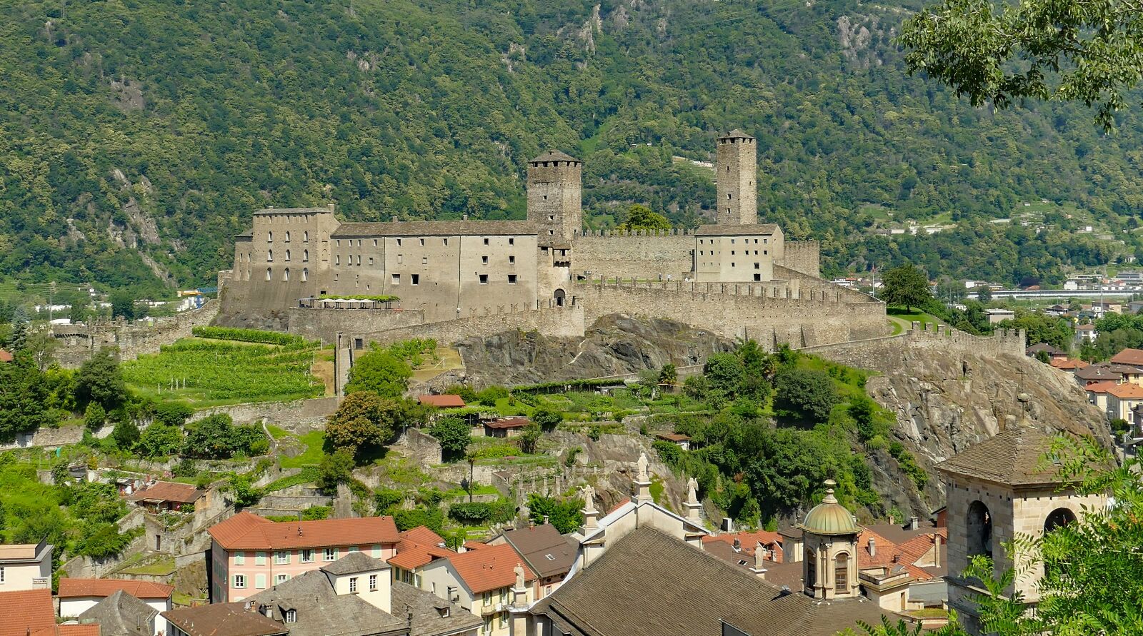 Panasonic Lumix DMC-FZ1000 sample photo. Fortress, castle, wall ring photography