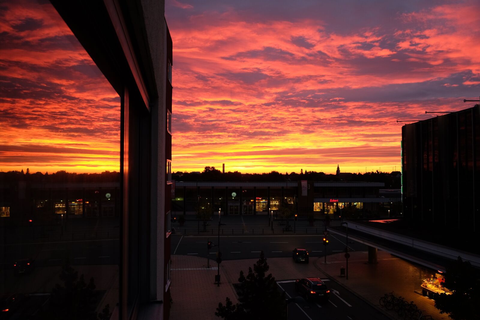 Fujifilm X-T10 sample photo. Morgenrot, city, mirroring photography