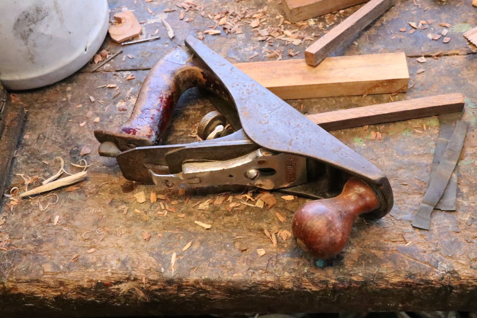 Canon EF-S 18-135mm F3.5-5.6 IS USM sample photo. Brush wood, tool, wood photography