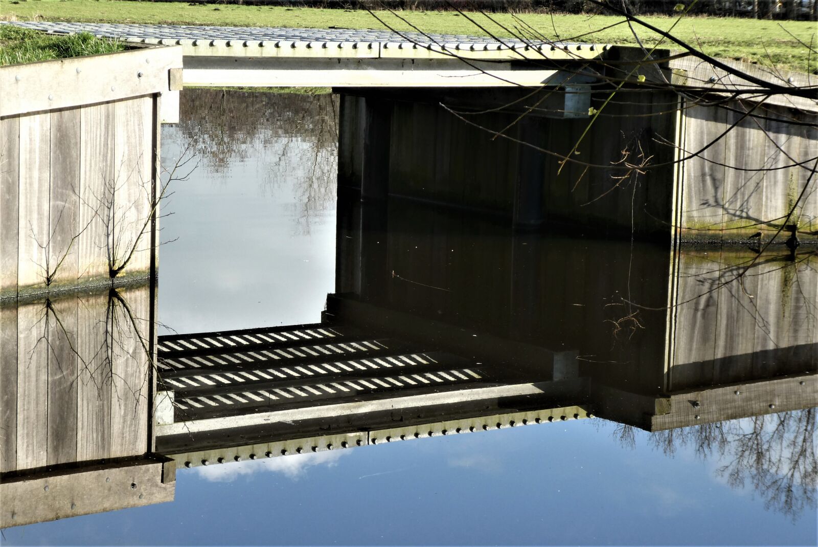 Panasonic Lumix DC-ZS70 (Lumix DC-TZ90) sample photo. Bridge, steel, reflection photography