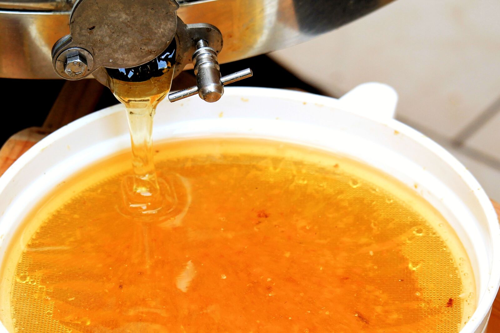 Canon EF-S 55-250mm F4-5.6 IS STM sample photo. Honey extractors, honey, sweet photography