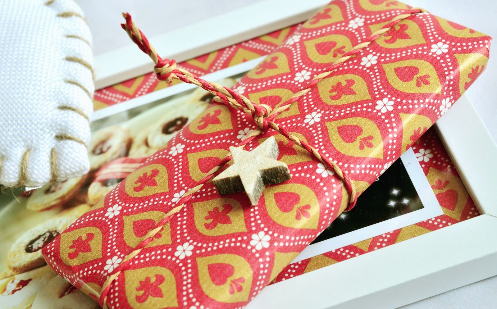 Nikon D5100 sample photo. Rope, paper, colorful, gift photography
