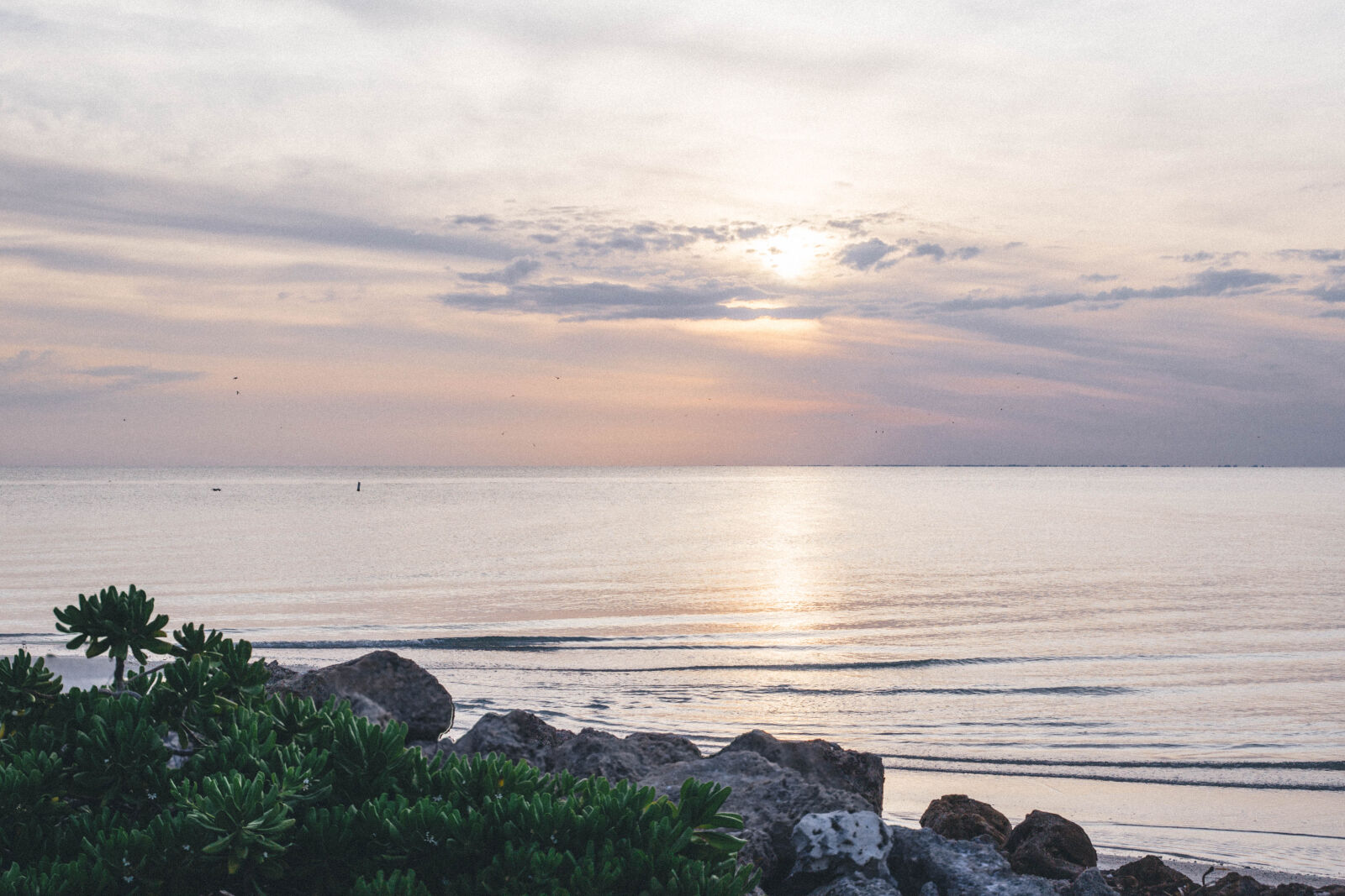 Canon EOS 6D + Canon EF 50mm F1.8 STM sample photo. Beach, clouds, daylight, horizon photography