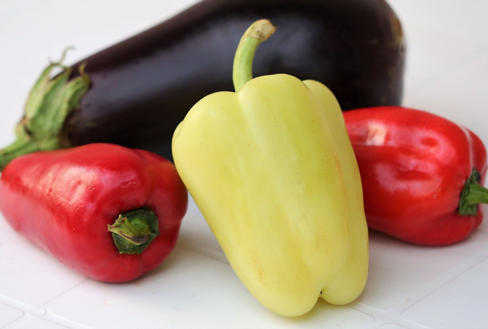Canon EF 70-300 F4-5.6 IS II USM sample photo. Eggplant, peppers, red photography