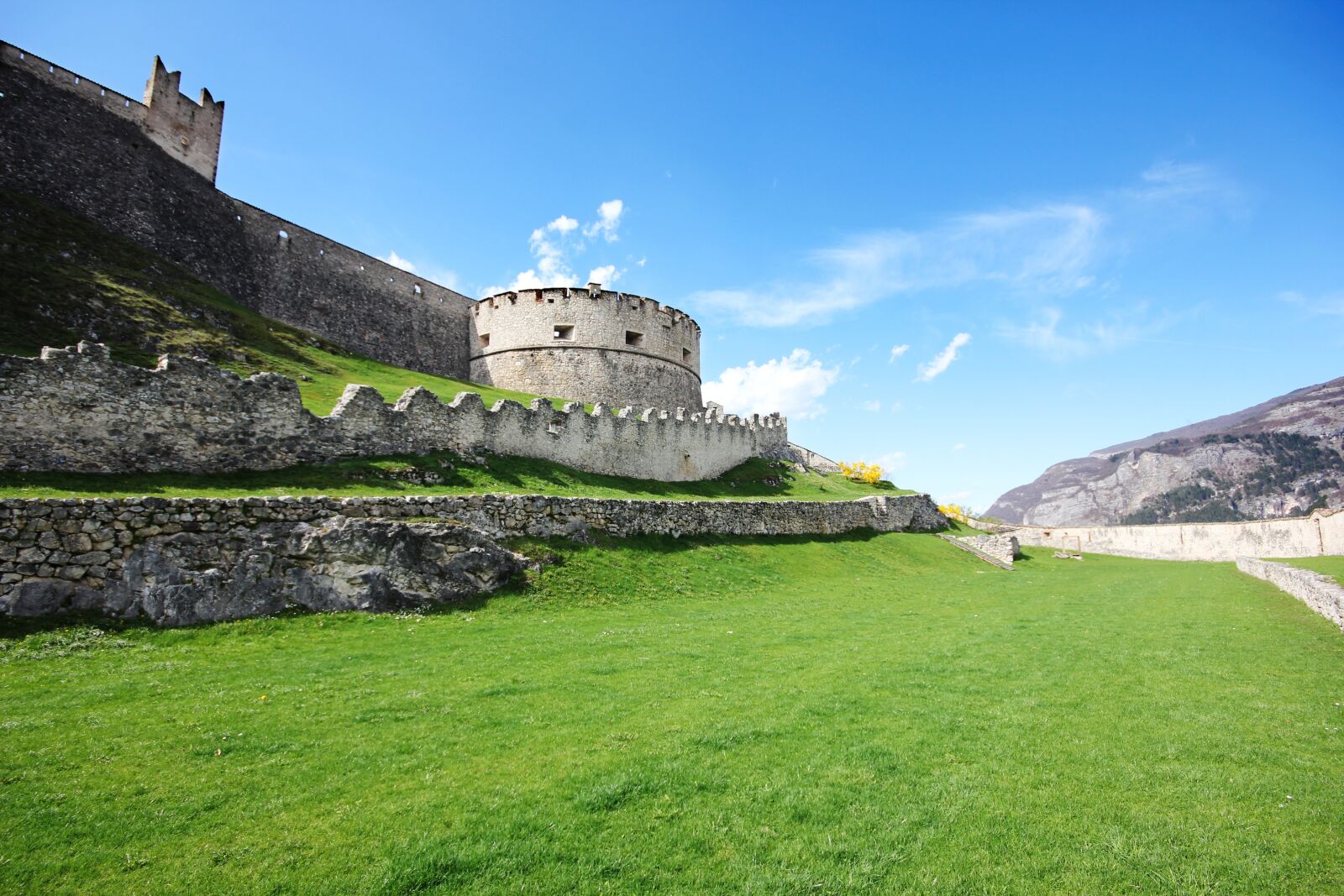 Canon EOS 550D (EOS Rebel T2i / EOS Kiss X4) sample photo. Castle, trentino, italy photography