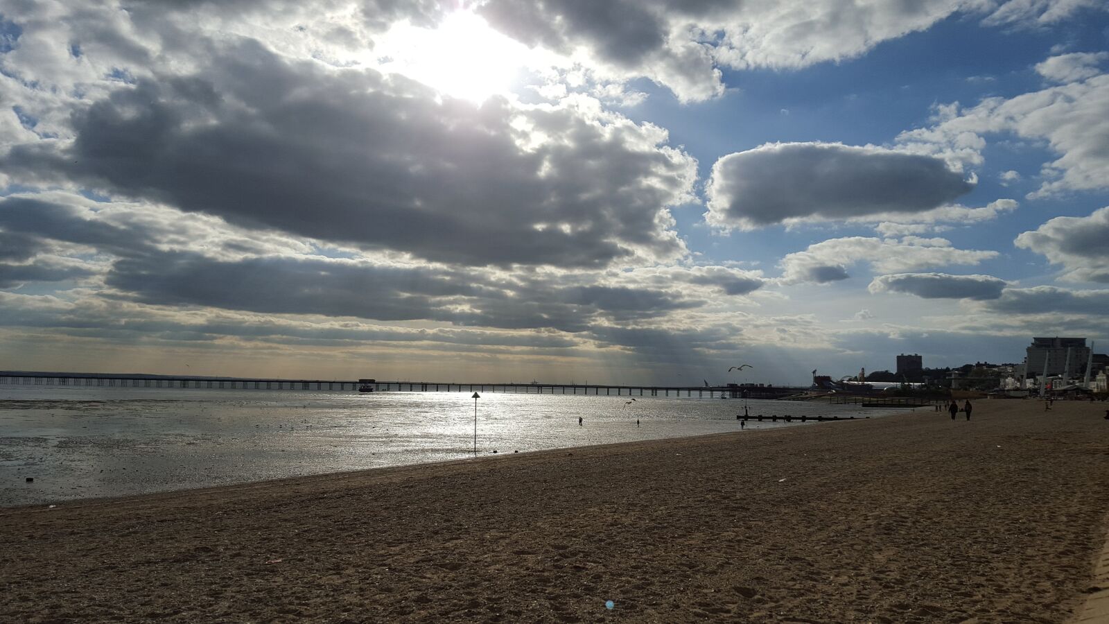 Samsung Galaxy S6 sample photo. Southend-on-sea, big sky, beach photography