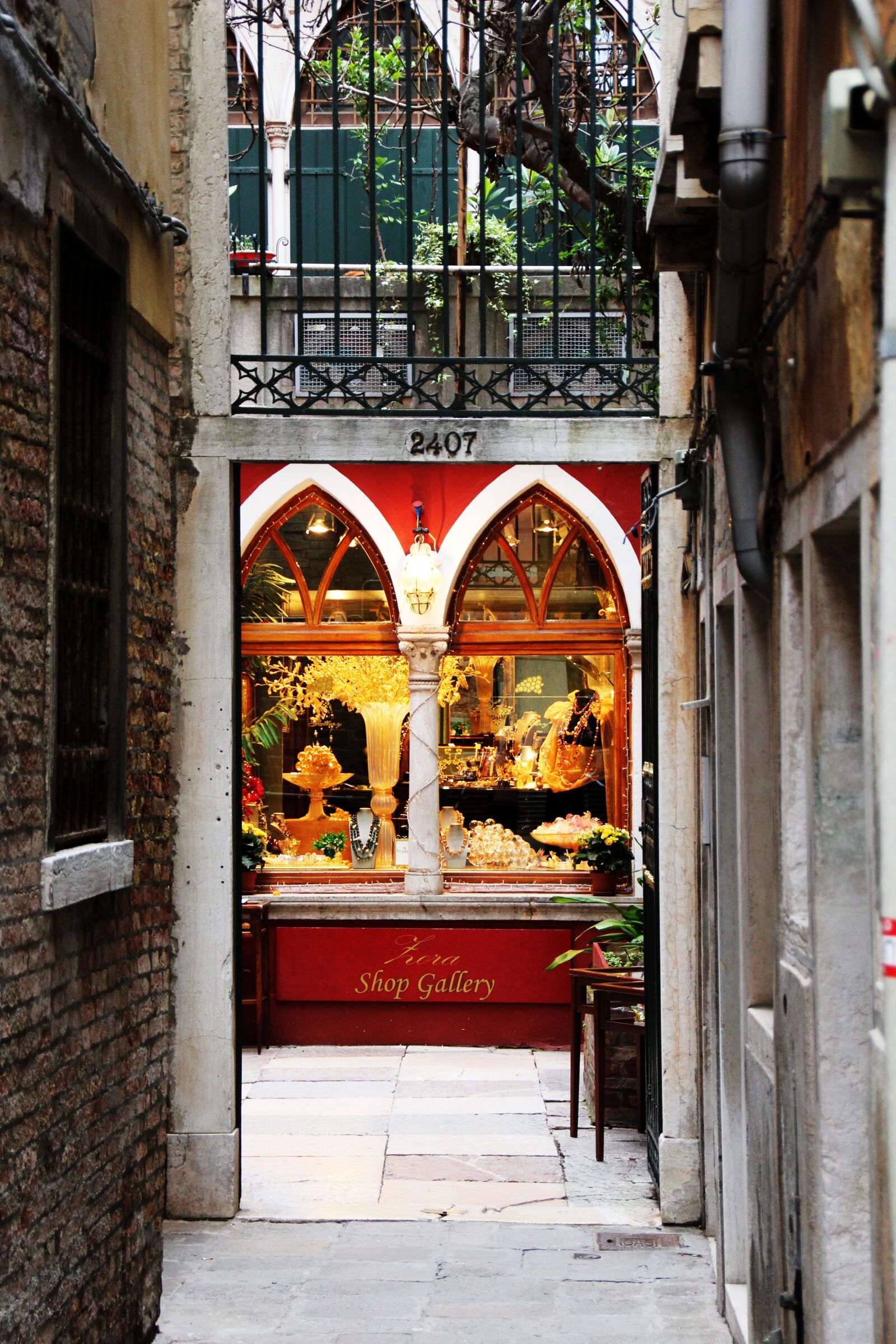 Canon EOS 60D sample photo. Venice, alley, business photography