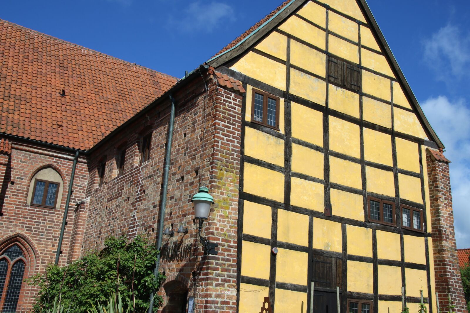 Canon EOS 7D Mark II sample photo. Beams, blue, sky, bricks photography
