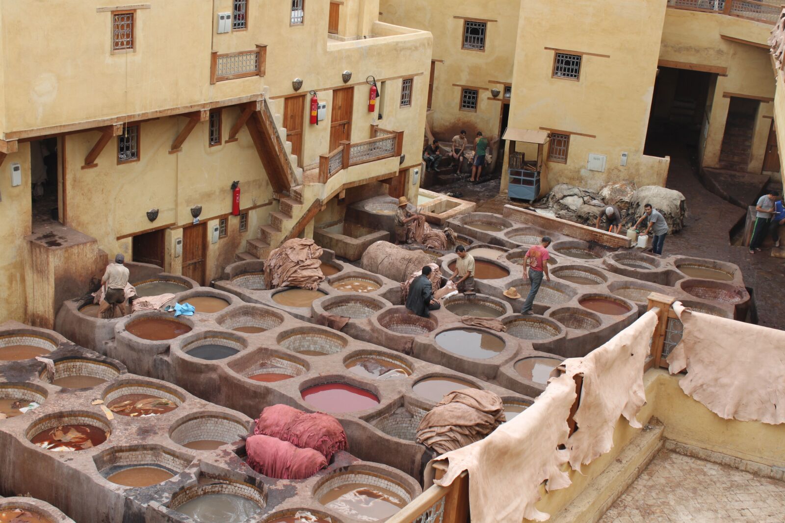 Canon EOS 500D (EOS Rebel T1i / EOS Kiss X3) sample photo. Tannery, morocco, skins photography