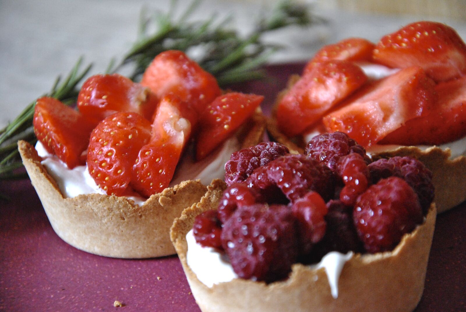 Nikon D3000 sample photo. Dessert, raspberries, strawberries, tart photography