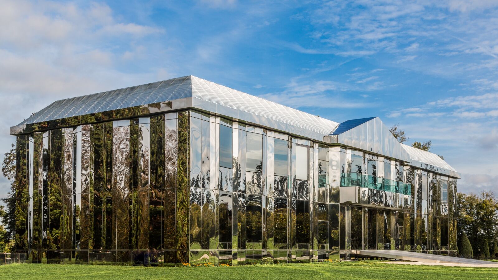 Canon EOS 5D Mark III sample photo. Meaux, building, reflections photography