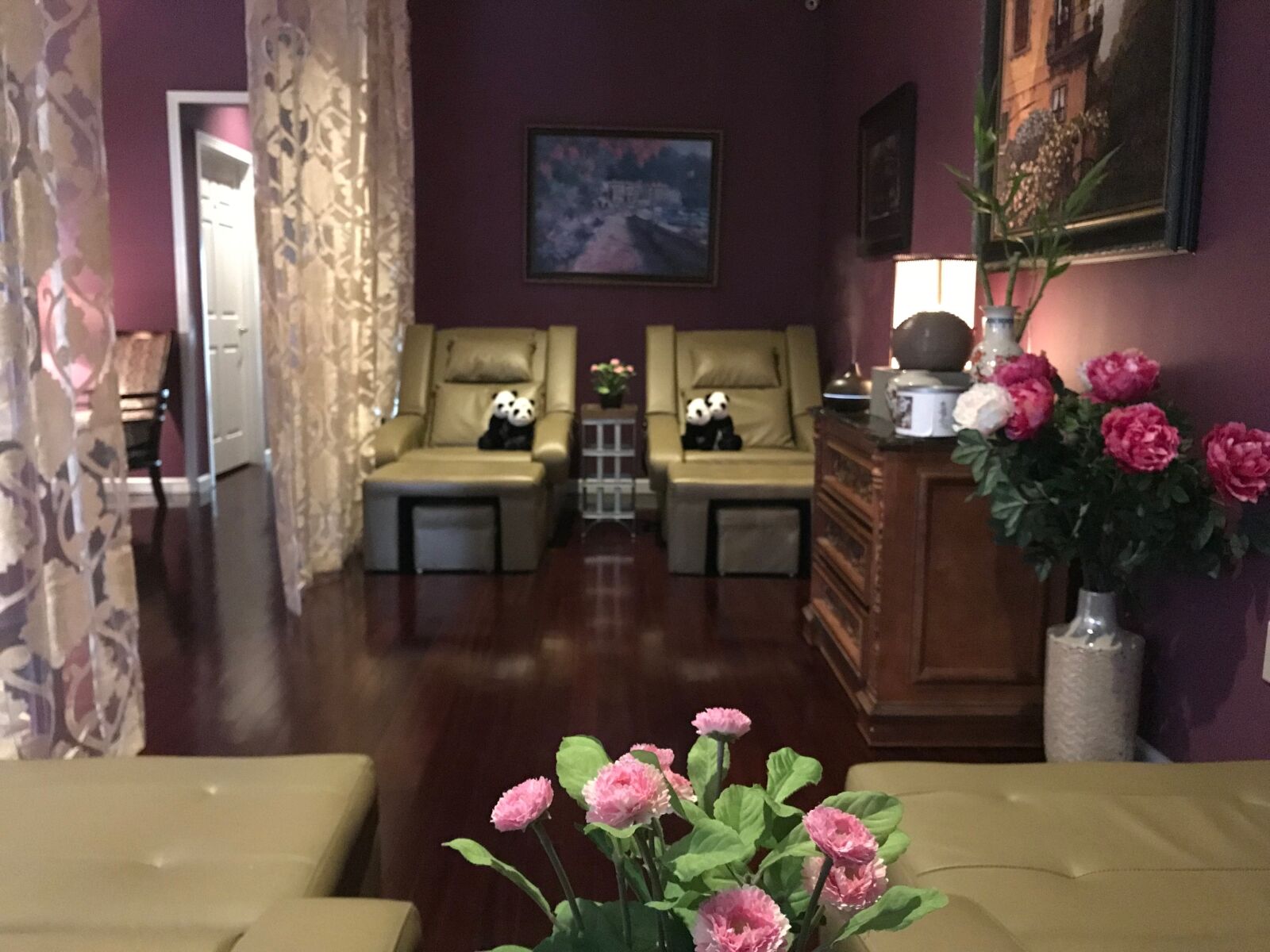 iPhone 7 Plus back dual camera 3.99mm f/1.8 sample photo. Foot, massages, lobby photography