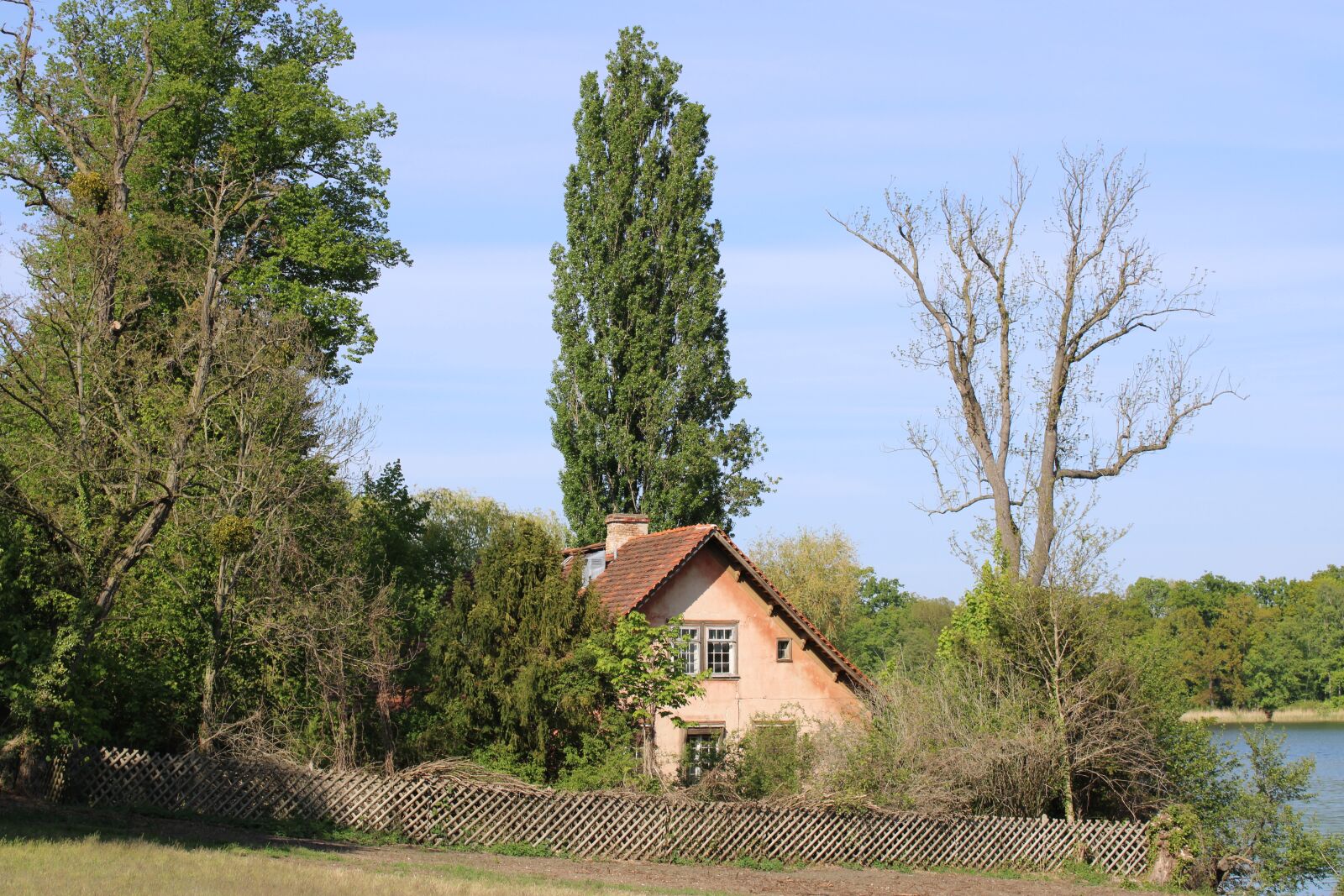 Canon EOS 2000D (EOS Rebel T7 / EOS Kiss X90 / EOS 1500D) sample photo. Fairy tales, house, lake photography