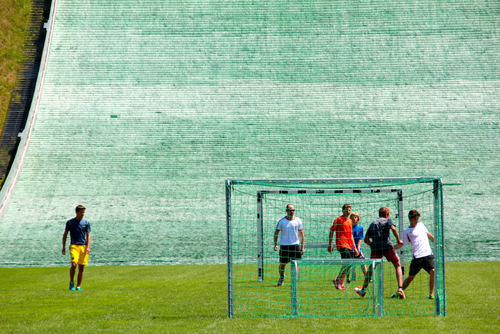 Canon EOS 600D (Rebel EOS T3i / EOS Kiss X5) sample photo. Football, play, rush photography